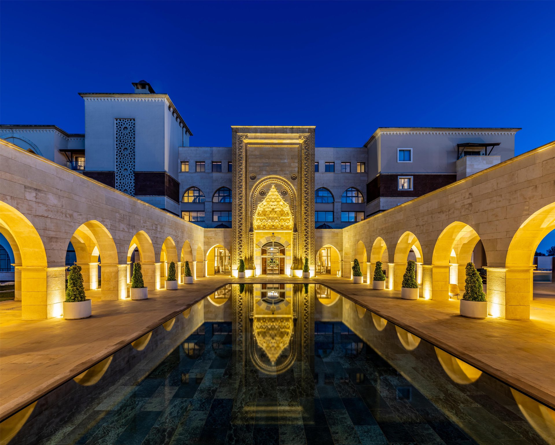 حیاط طاقدار روشن و نمای اصلی Kempinski Hotel The Dome