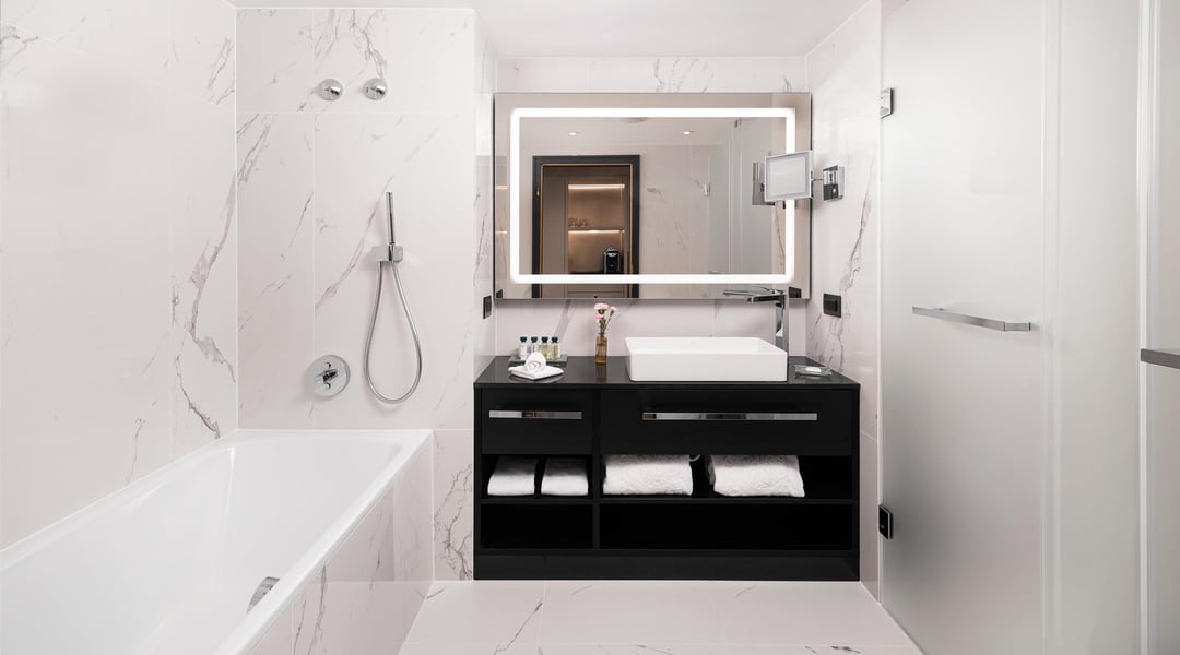 Bathroom - Premium Deluxe Room - Kempinski Hotel Budapest
