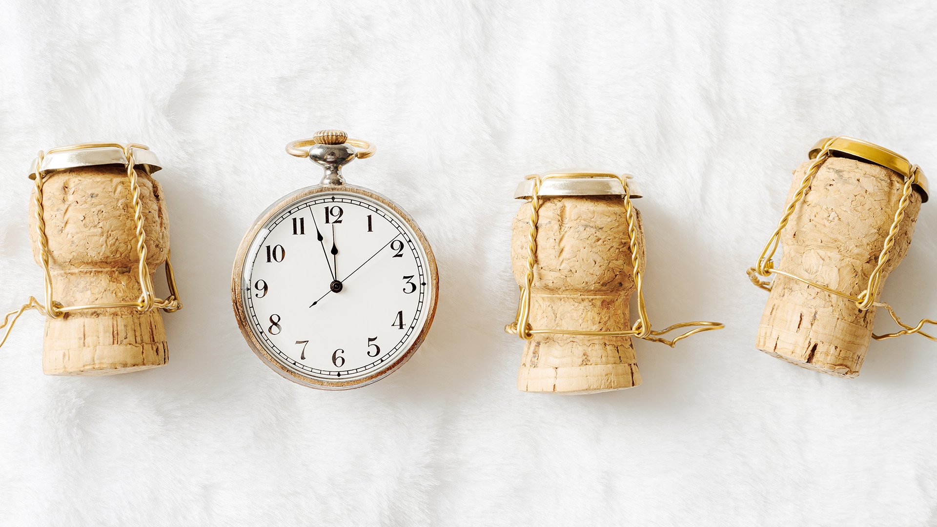 KI_FestiveGoldenClock&Corks_1920x1080px.jpg