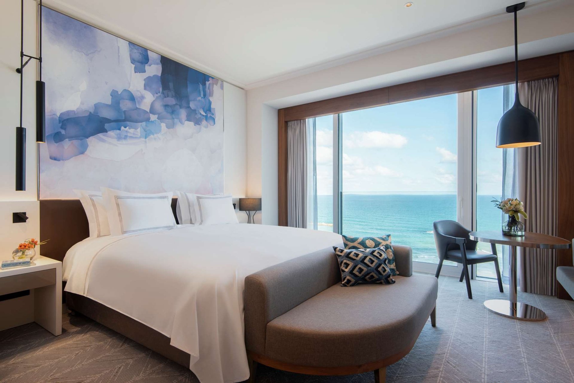 Deluxe Seafront Horizon Lounge Room