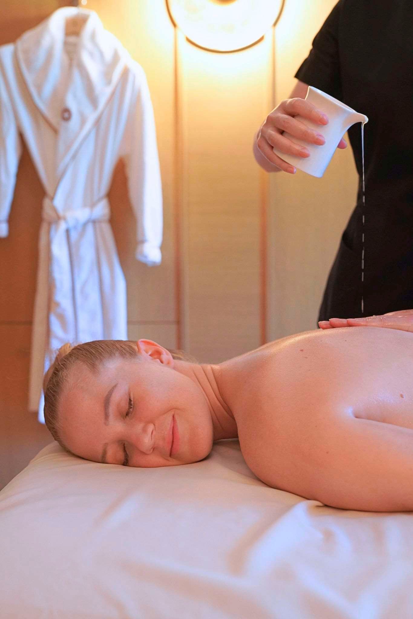 Luxuriöse Massage mit Duftkerzen