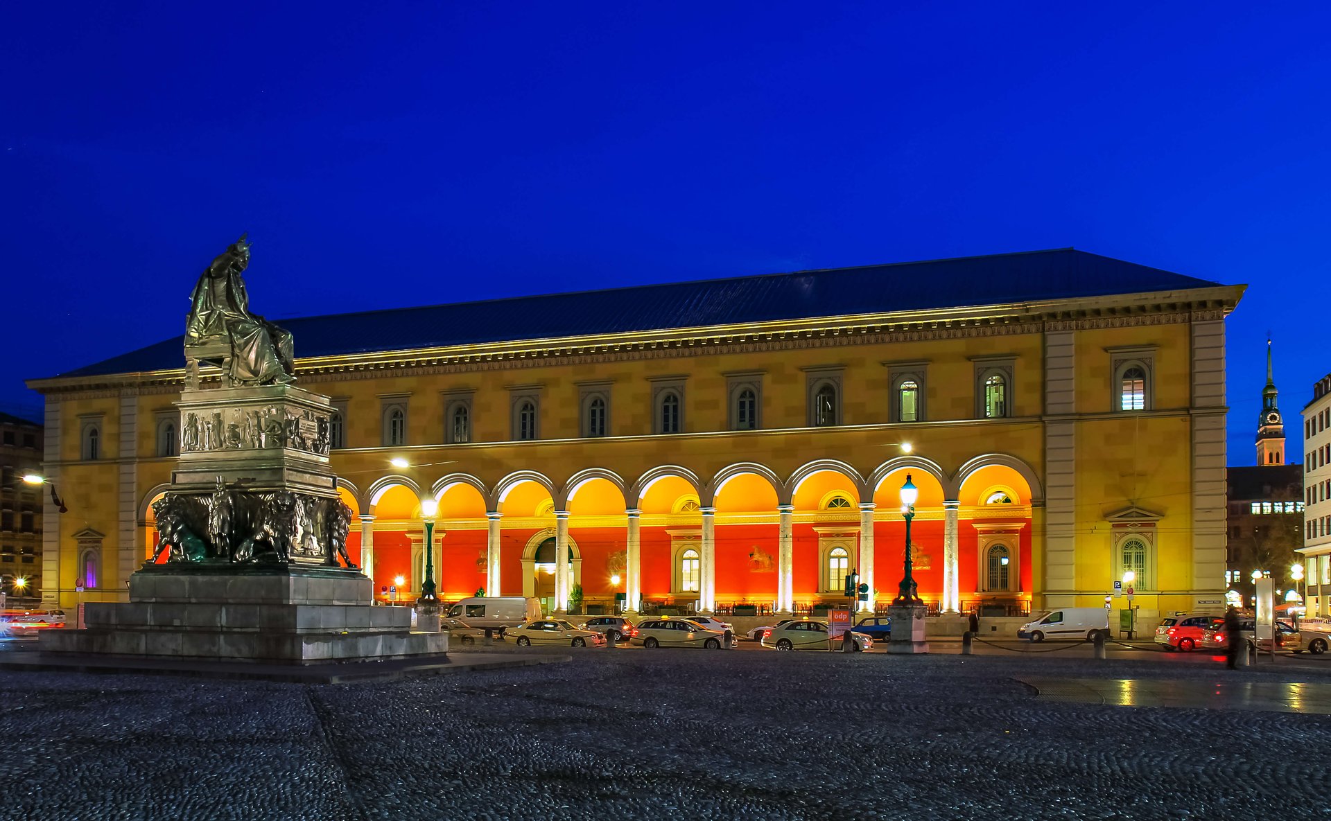 Nr. 1812 Palais an der Oper und Denkmal Max I. Joseph Foto Werner Boehm.jpg