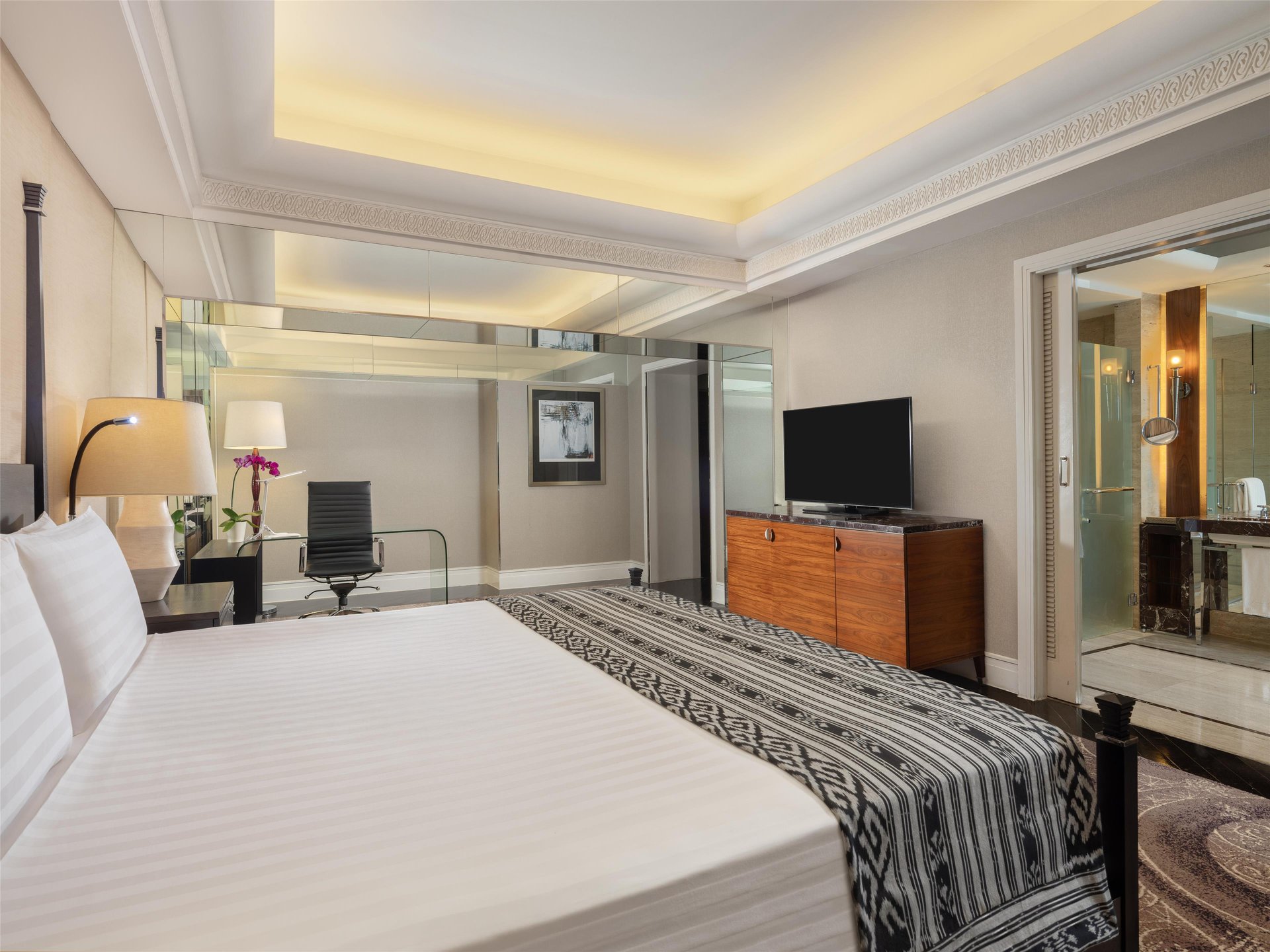 Executive Grand Deluxe Balcony - Bedroom