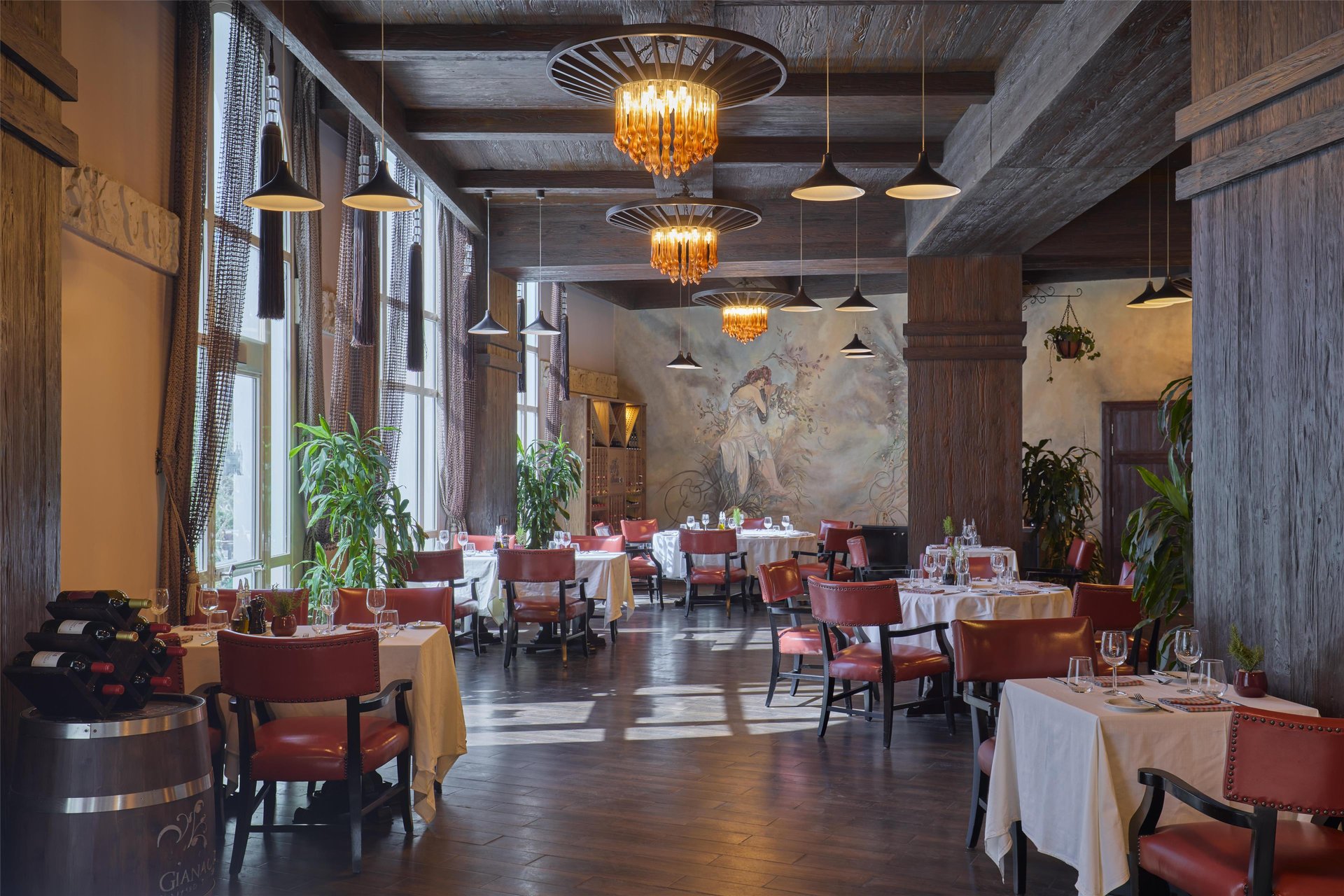 Lucca lunch & dinner restaurant