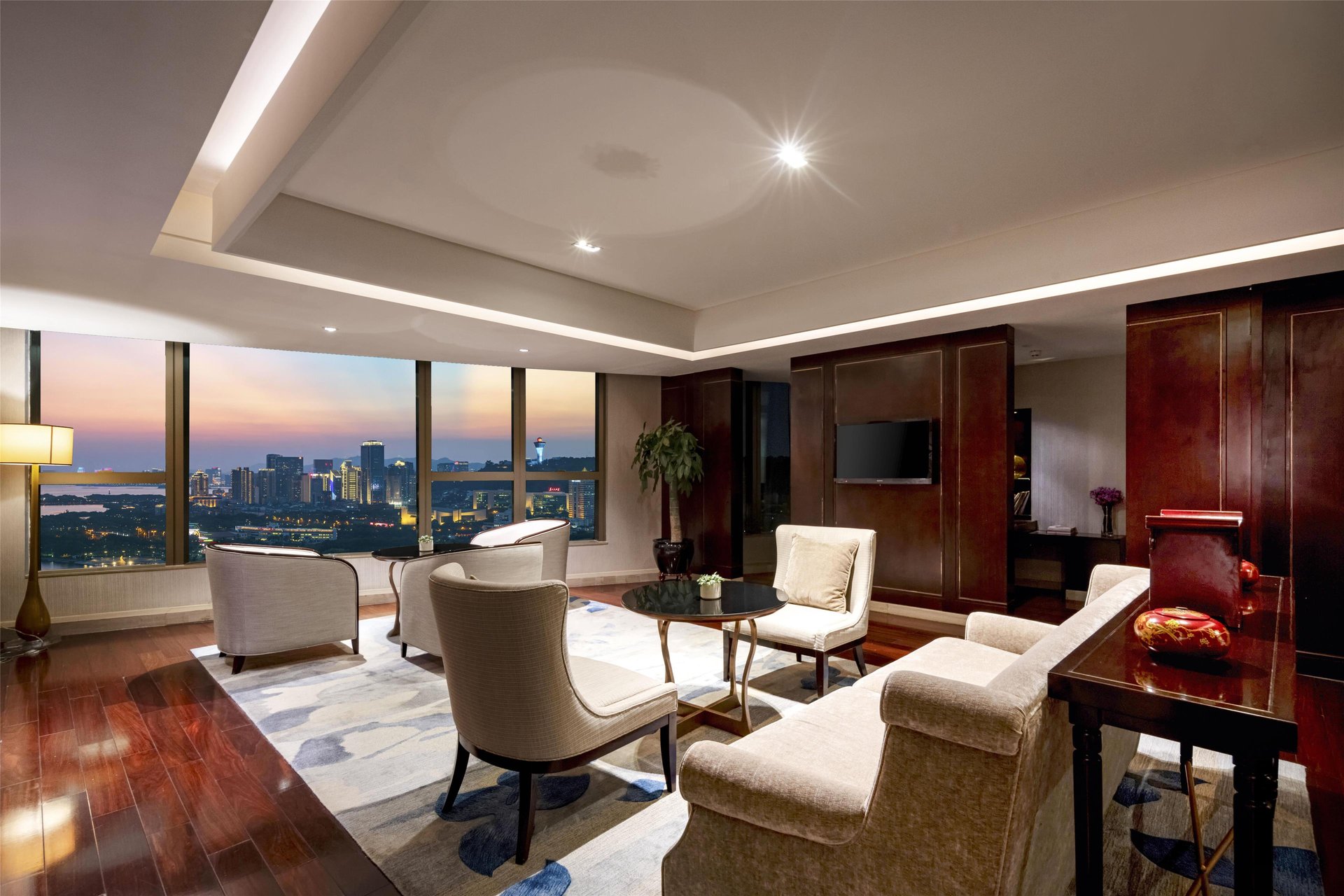 以杯中佳酿，串联七城风物