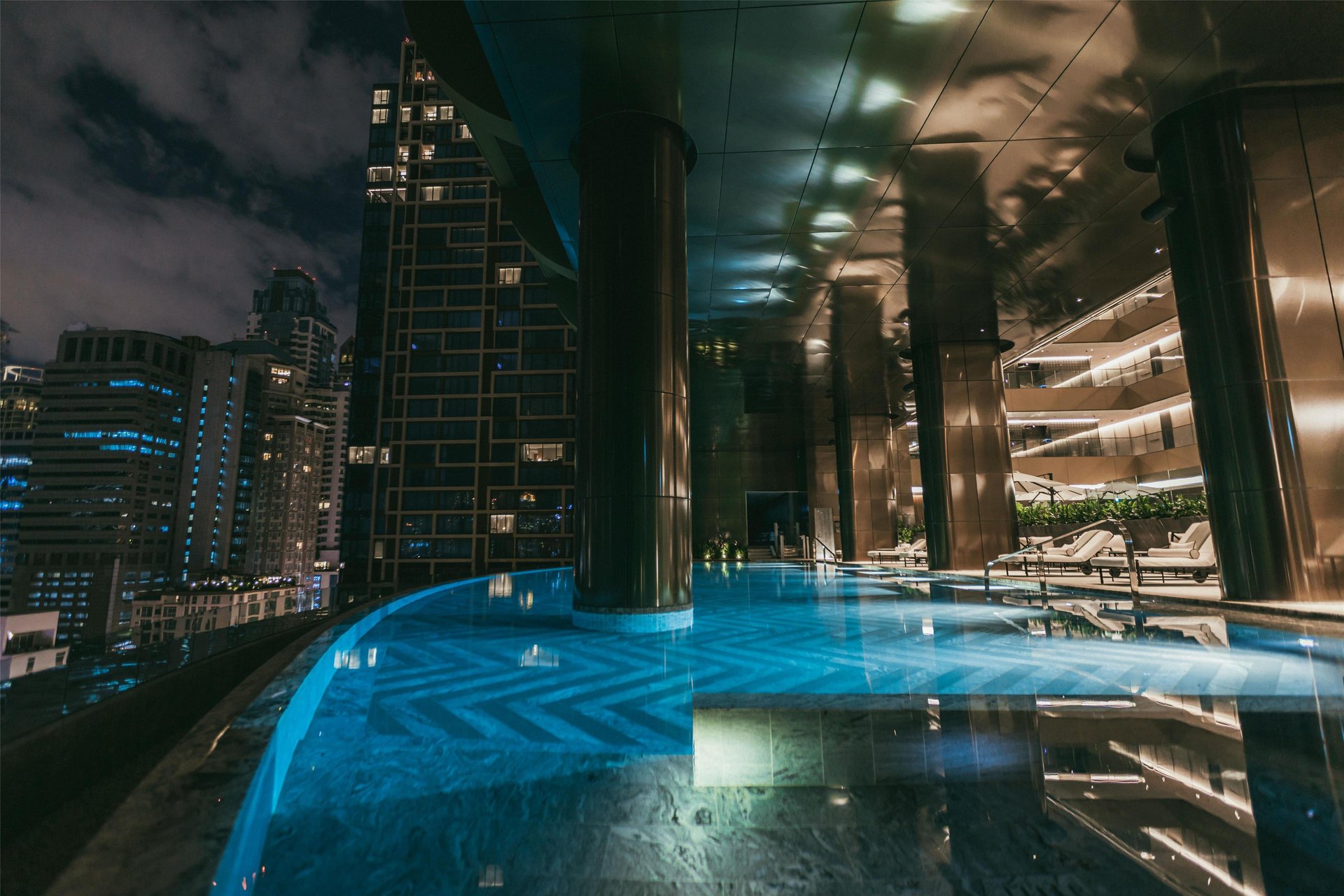 Sindhorn Kempinski Hotel Bangkok - Pool view