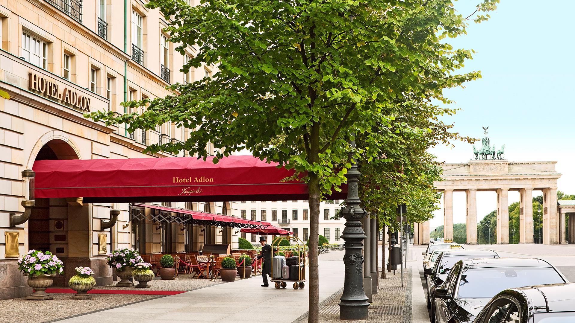 Hotel Adlon Kempinski main entrance with a view of the brandenburg gate
