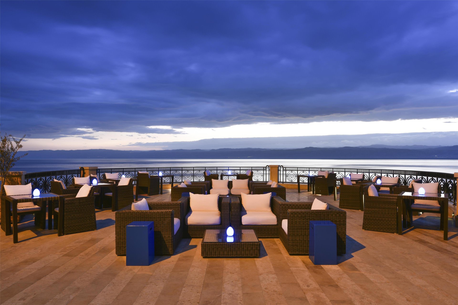 Kempinski Hotel Ishtar Dead Sea Jordan - BarLounge