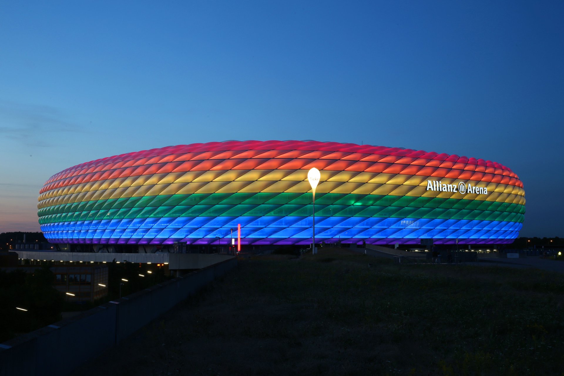 Nr. 1994s Allianz Arena Regenbogen 4 Foto Sigi Mueller.jpg