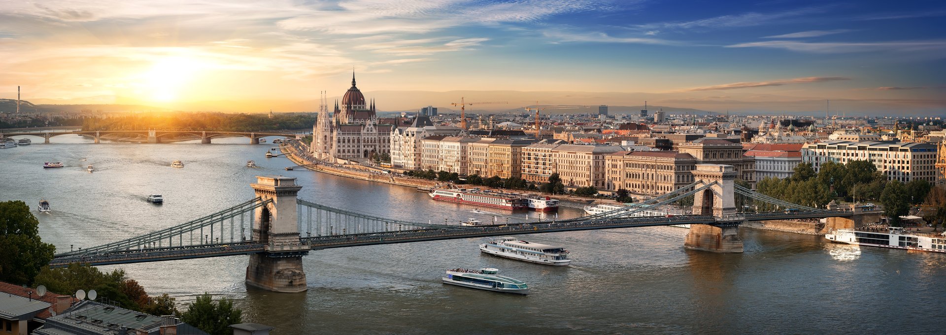 Budapest_iStock-1076135482_02.jpg