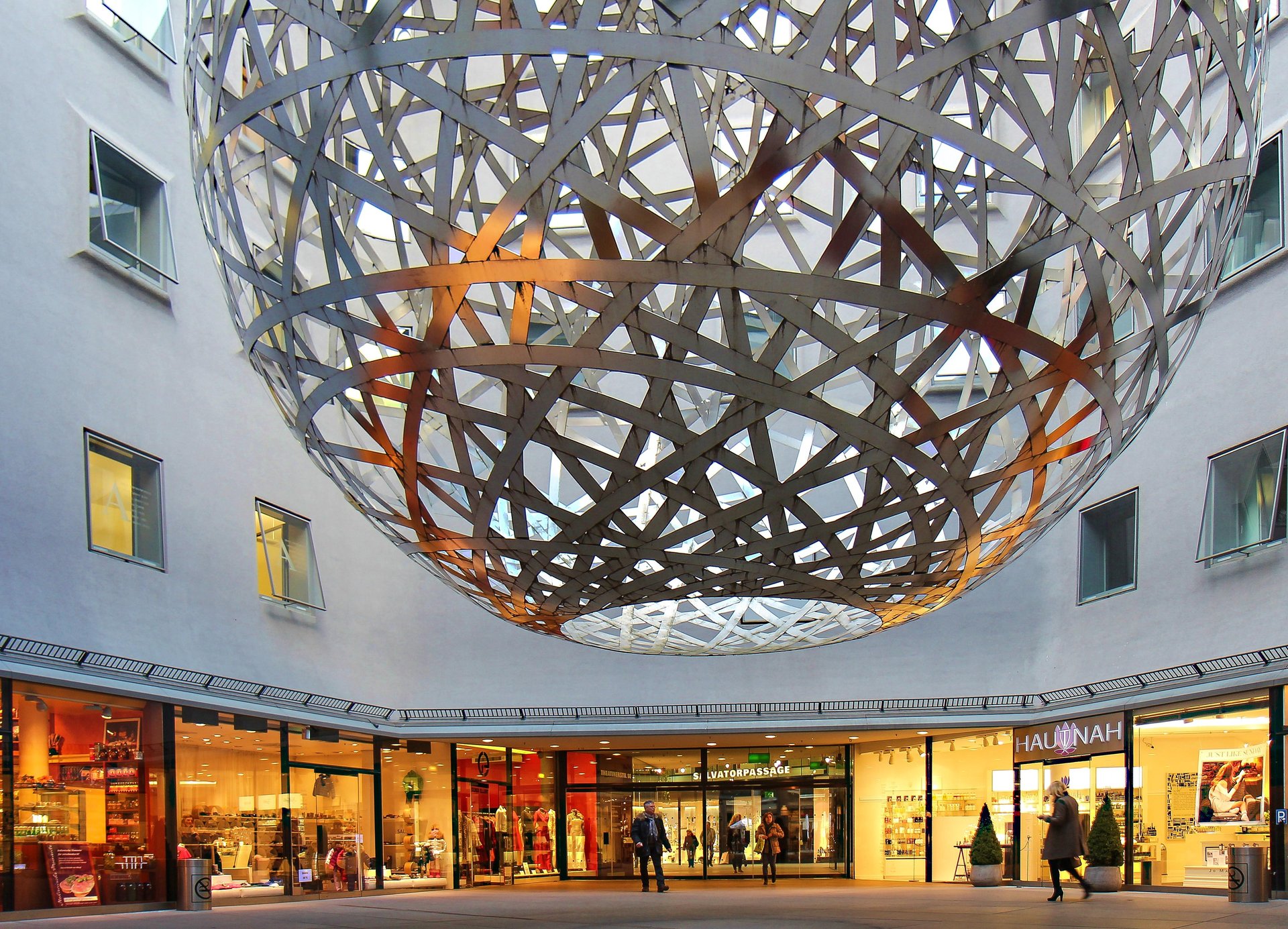 Nr. 1714 Fuenf Hoefe Stahlkugel Sphere von Olafur Eliasson im Viscardihof Foto Werner Boehm.jpg