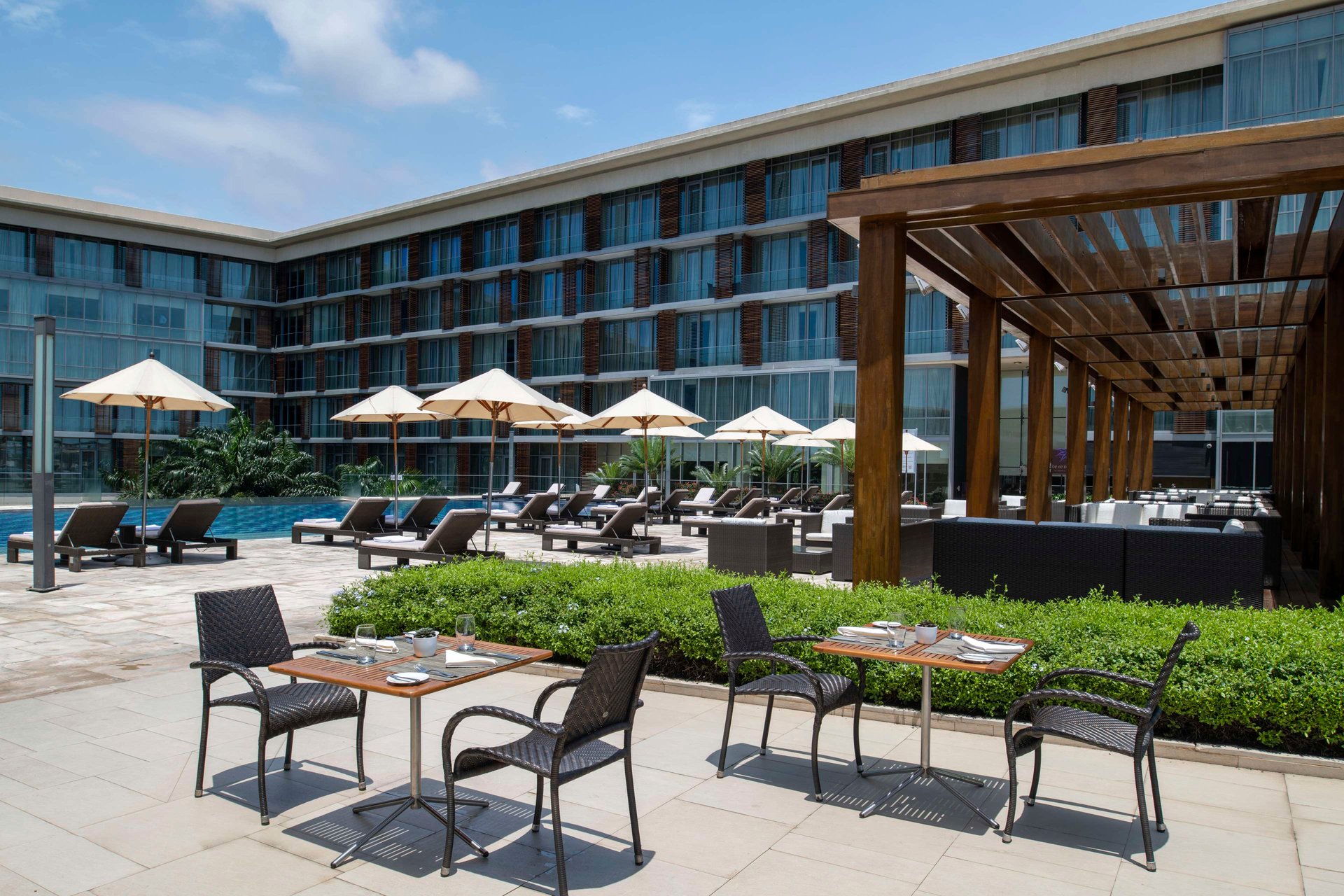 Papillon Pool Lounge