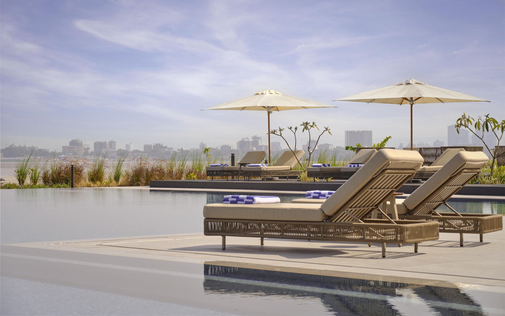 infinite-pool-river-view