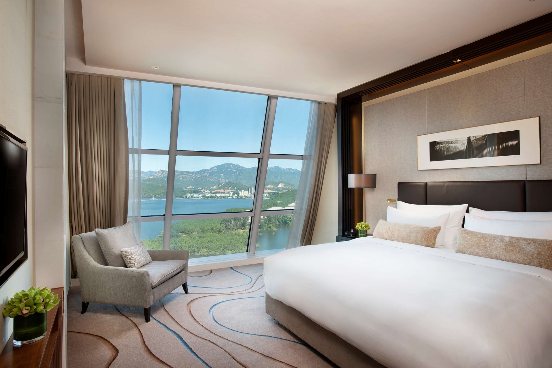 Deluxe Lake View Suites