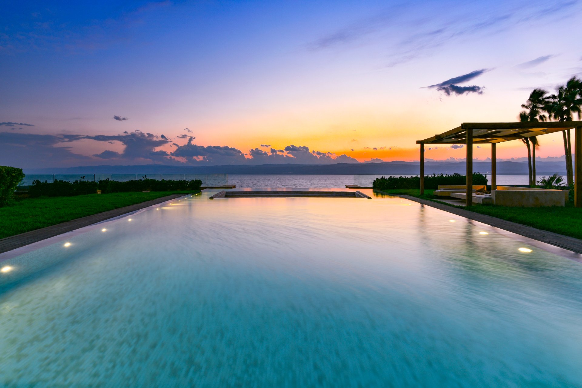 KIAMM2_Royal Villa II Infinity Pool at Sunset_High Res_8524.jpg