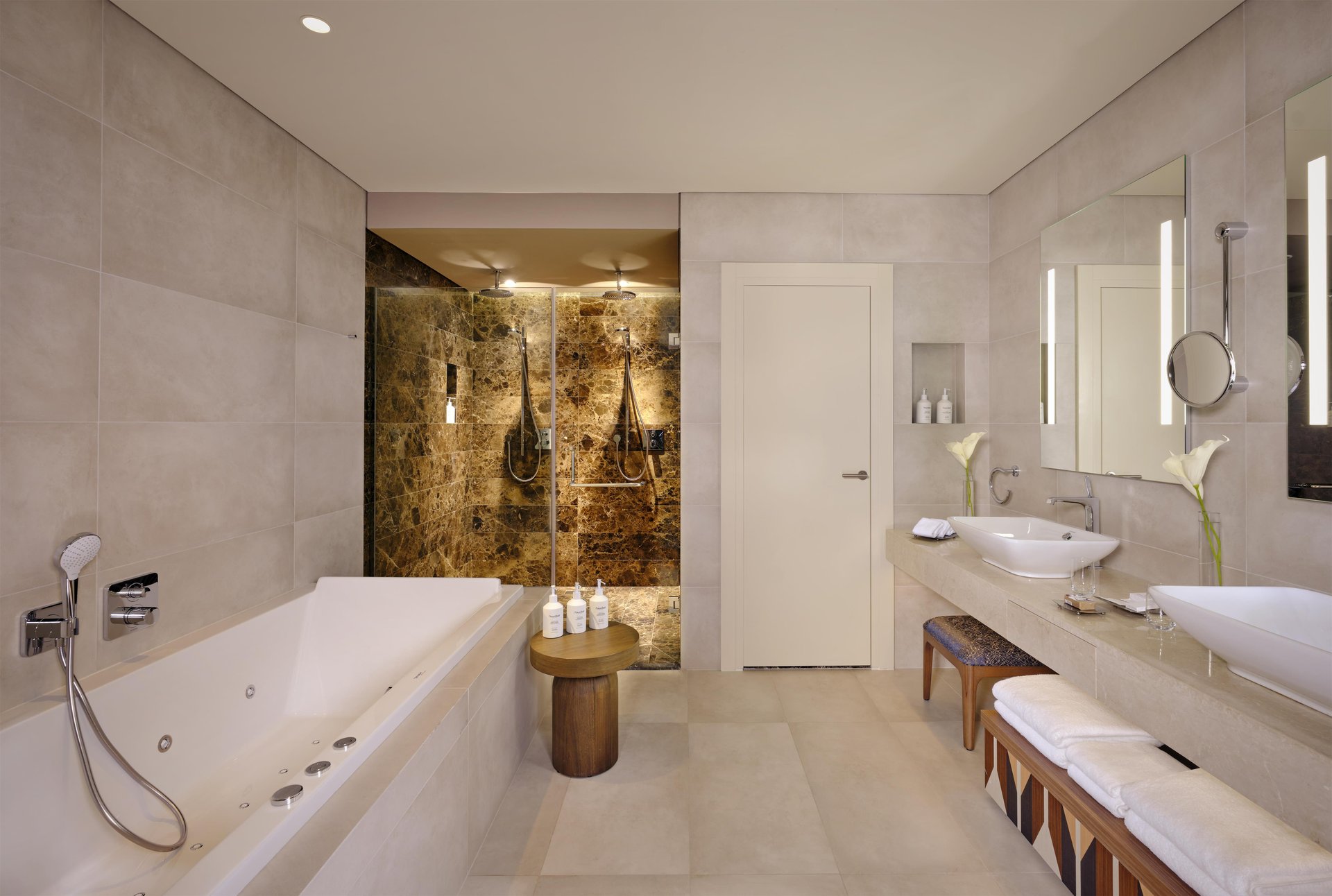 royal-suite-main-bathroom