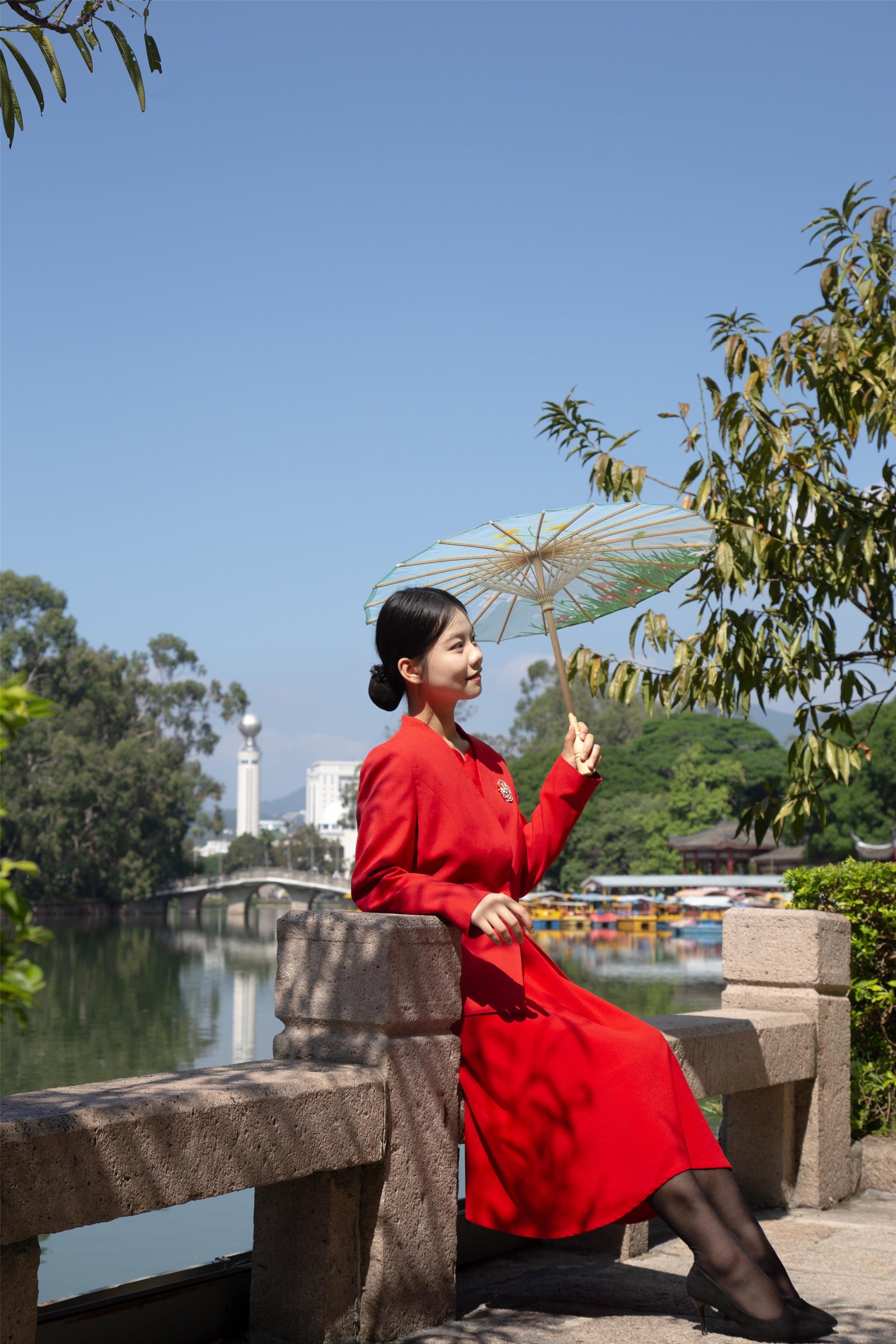 KIFOC1 Lady in Red in West Lake Park