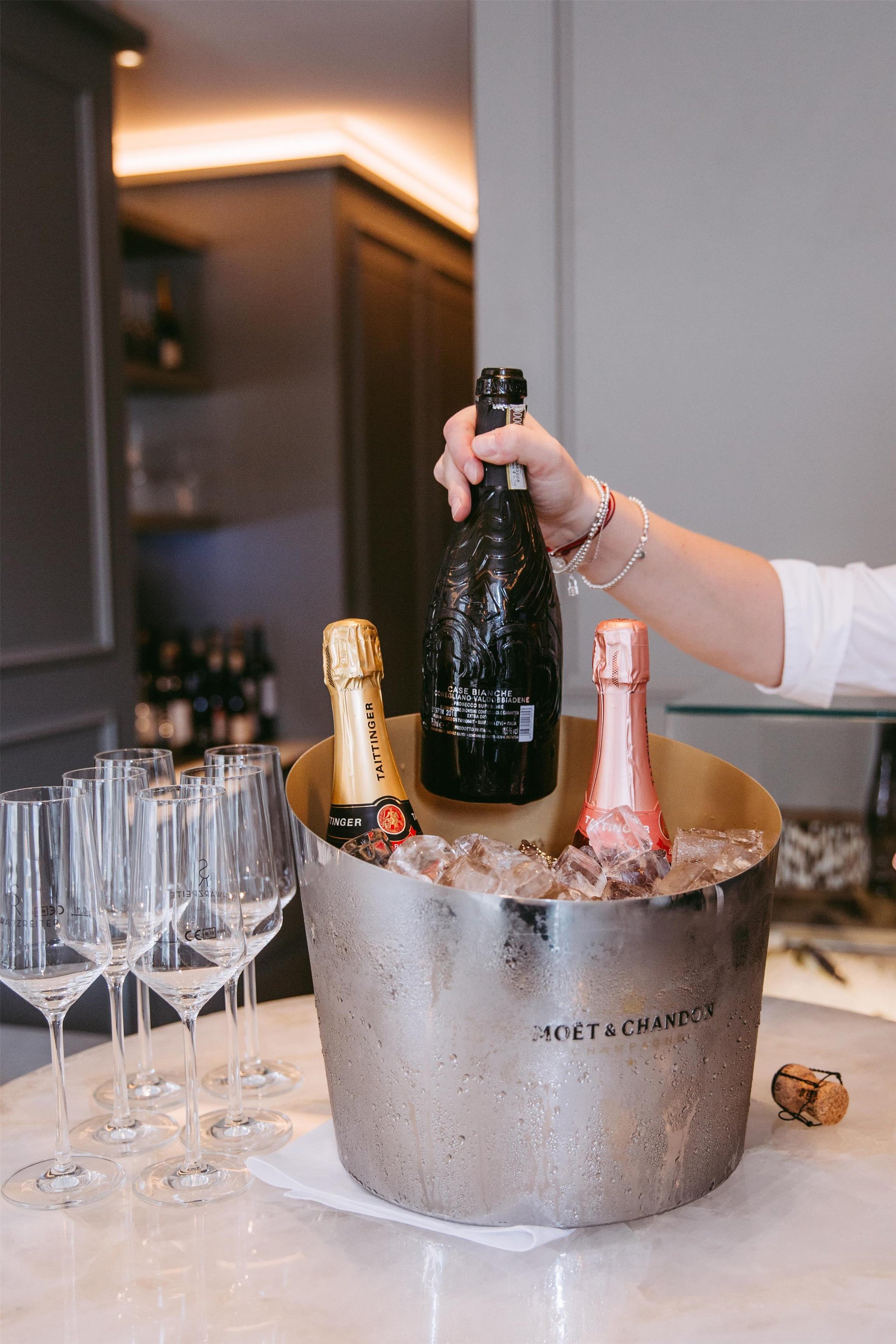 Chilled champagne service at Schwarzreiter Tagesbar, Hotel Vier Jahreszeiten Kempinski München