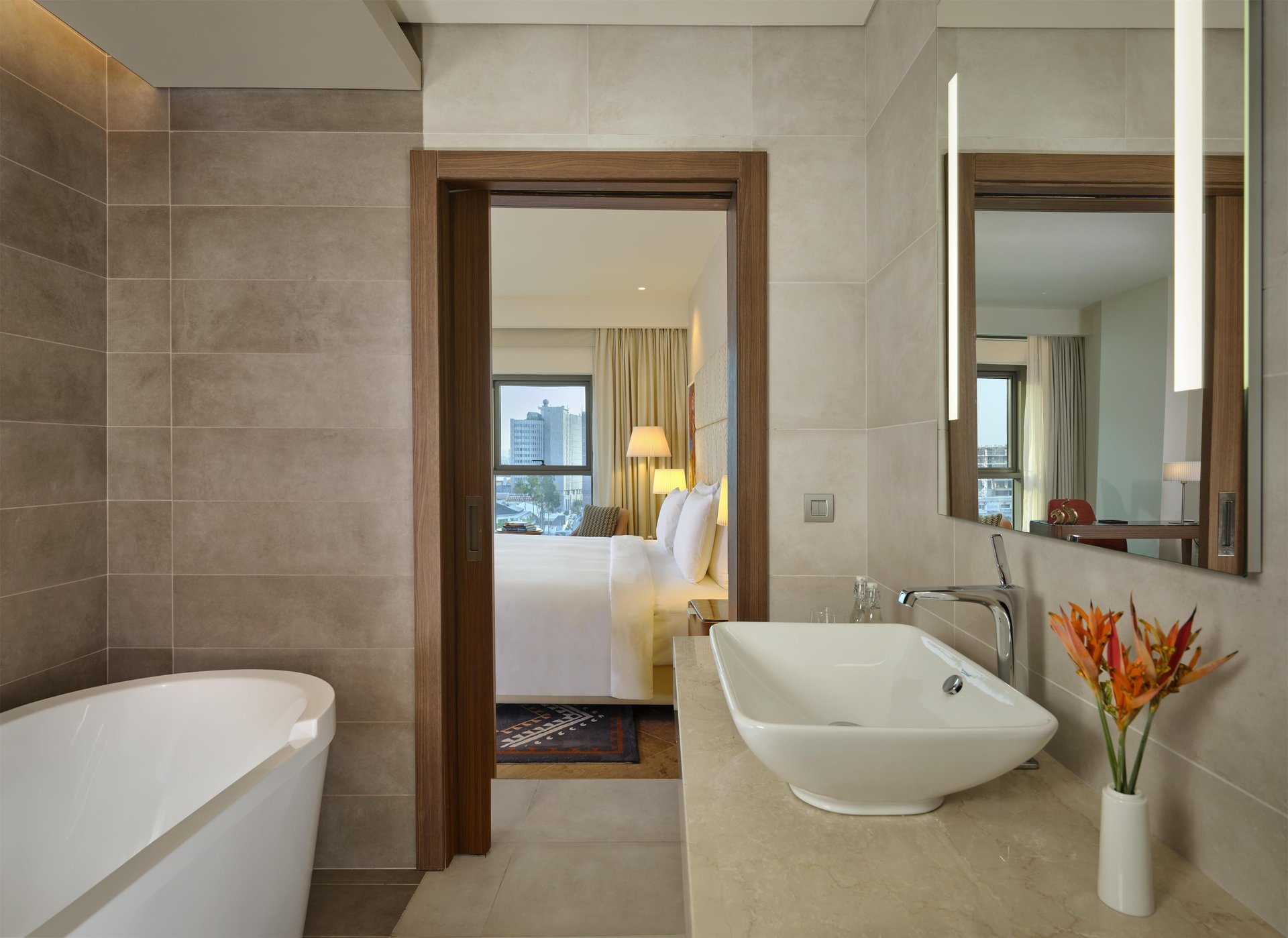 superior-room-bathroom-with-city-view