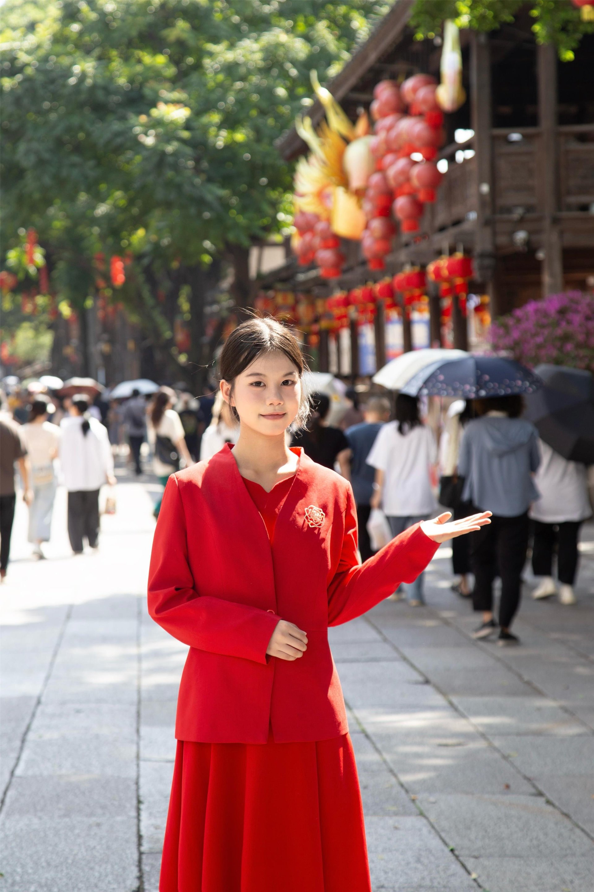 KIFOC1 Lady in Red in West Lake Park