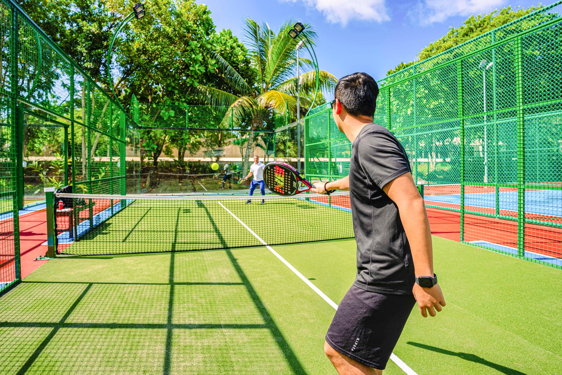 Paddel- und Tennisplätze