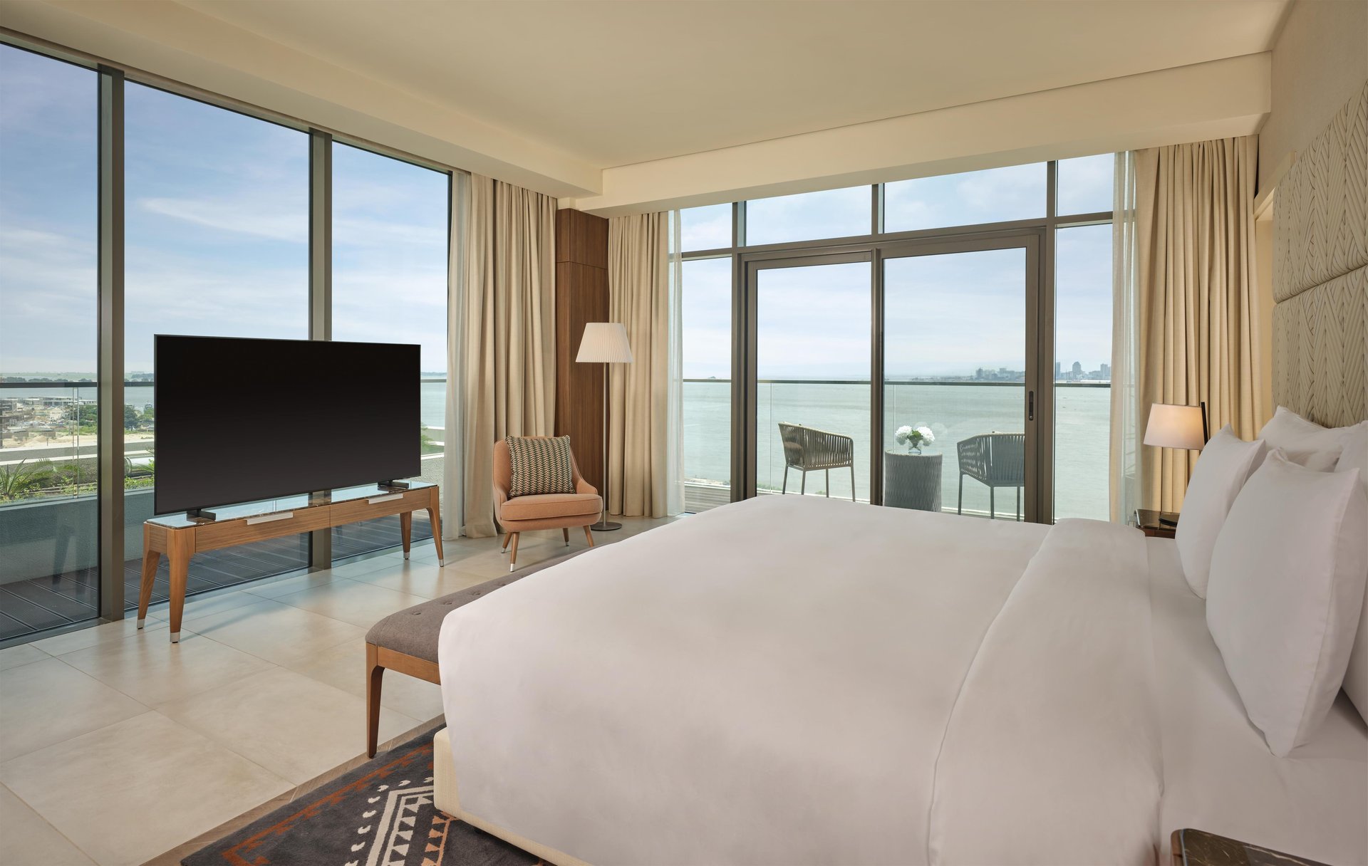 executive-suite-bedroom-with-river-view