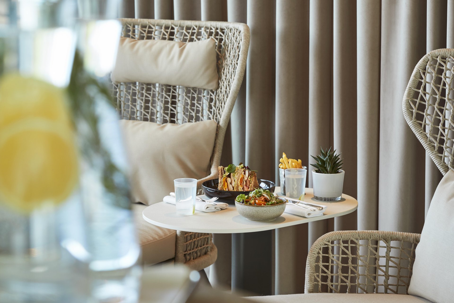 Luxurious poolside lounge with gourmet refreshments at Kempinski The Spa, Hotel Vier Jahreszeiten Kempinski München
