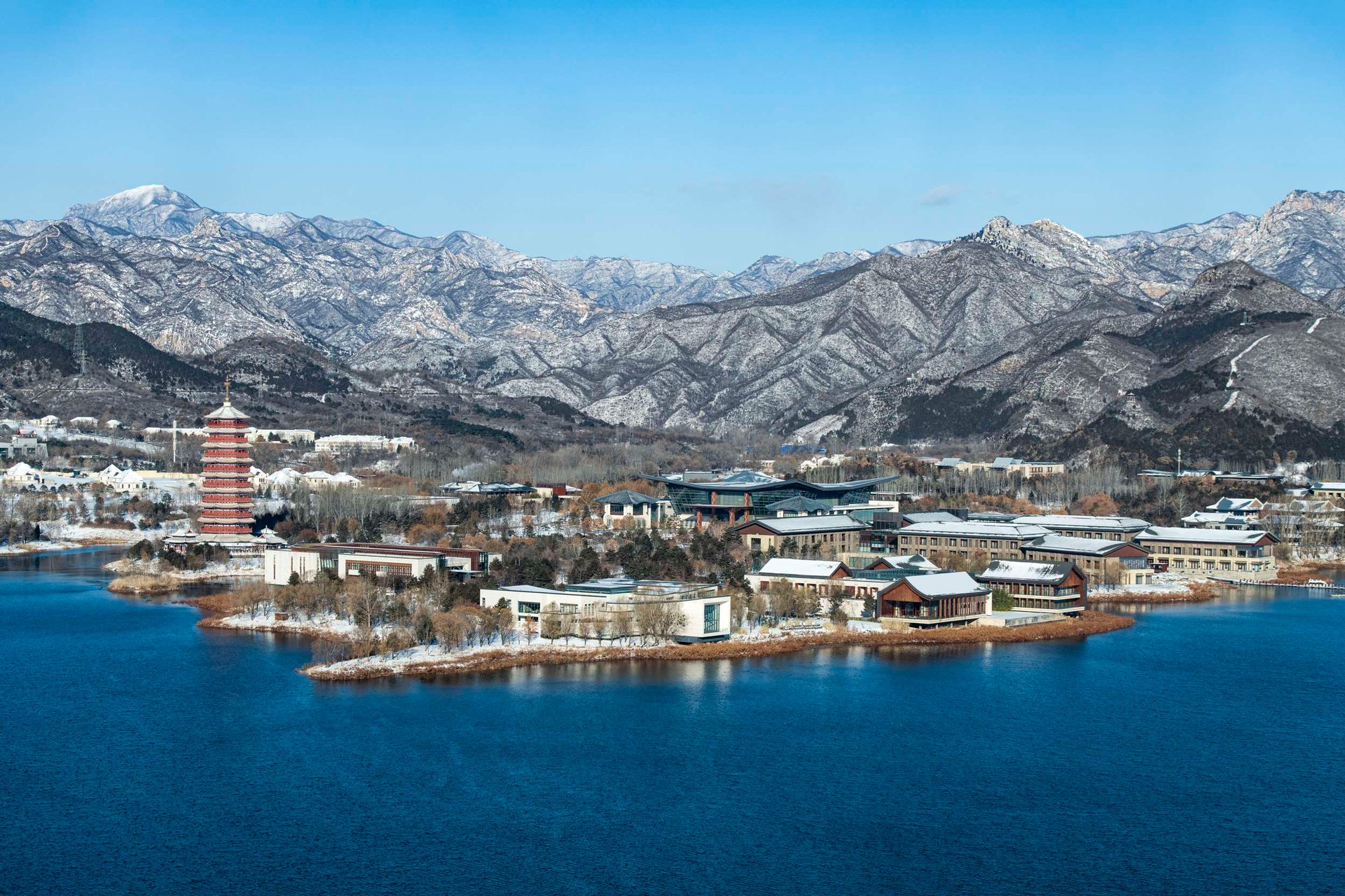 北京雁栖酒店点亮雁栖湖畔圣诞之树