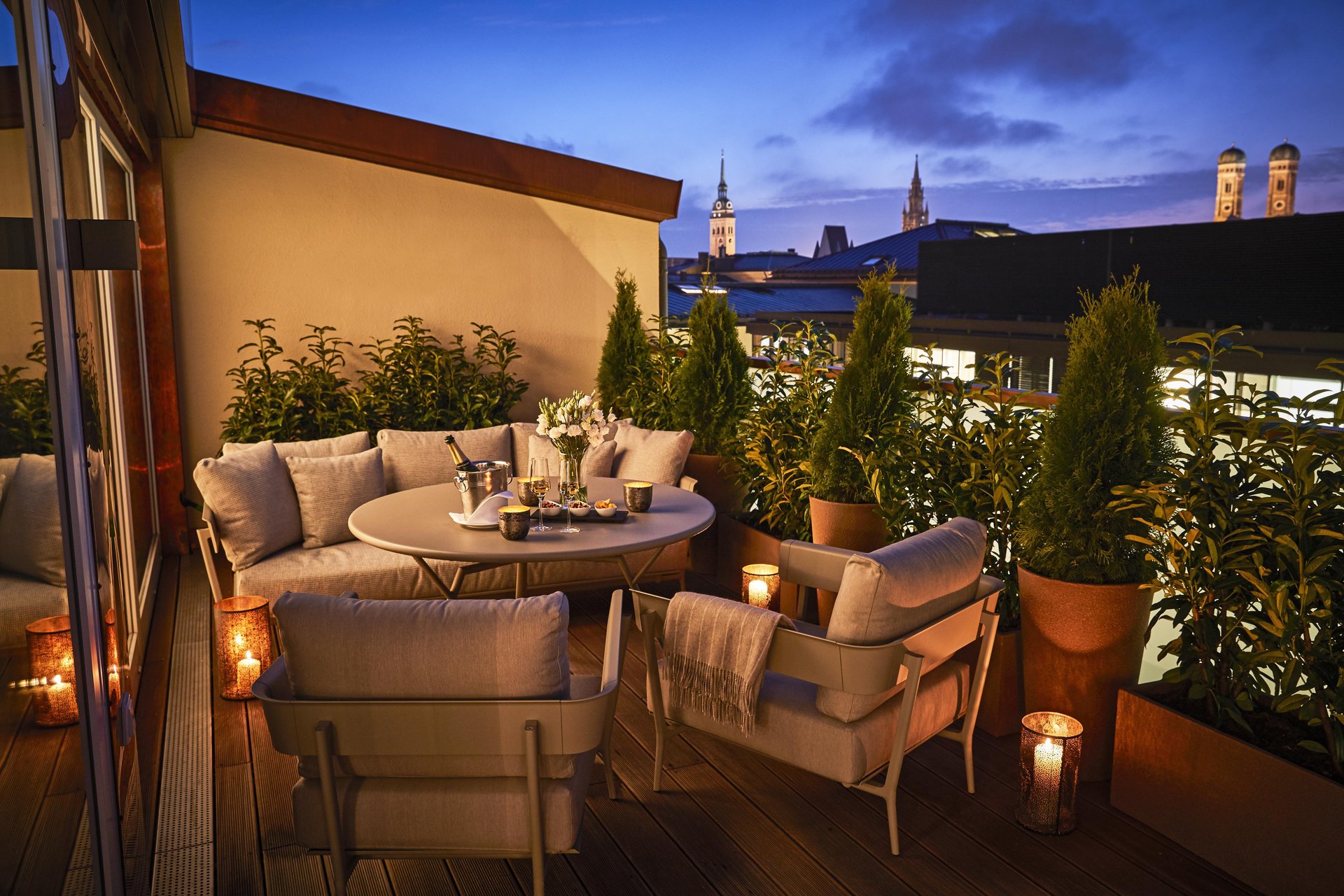 Elegant Maximilian Suite with classic decor at Hotel Vier Jahreszeiten Kempinski München