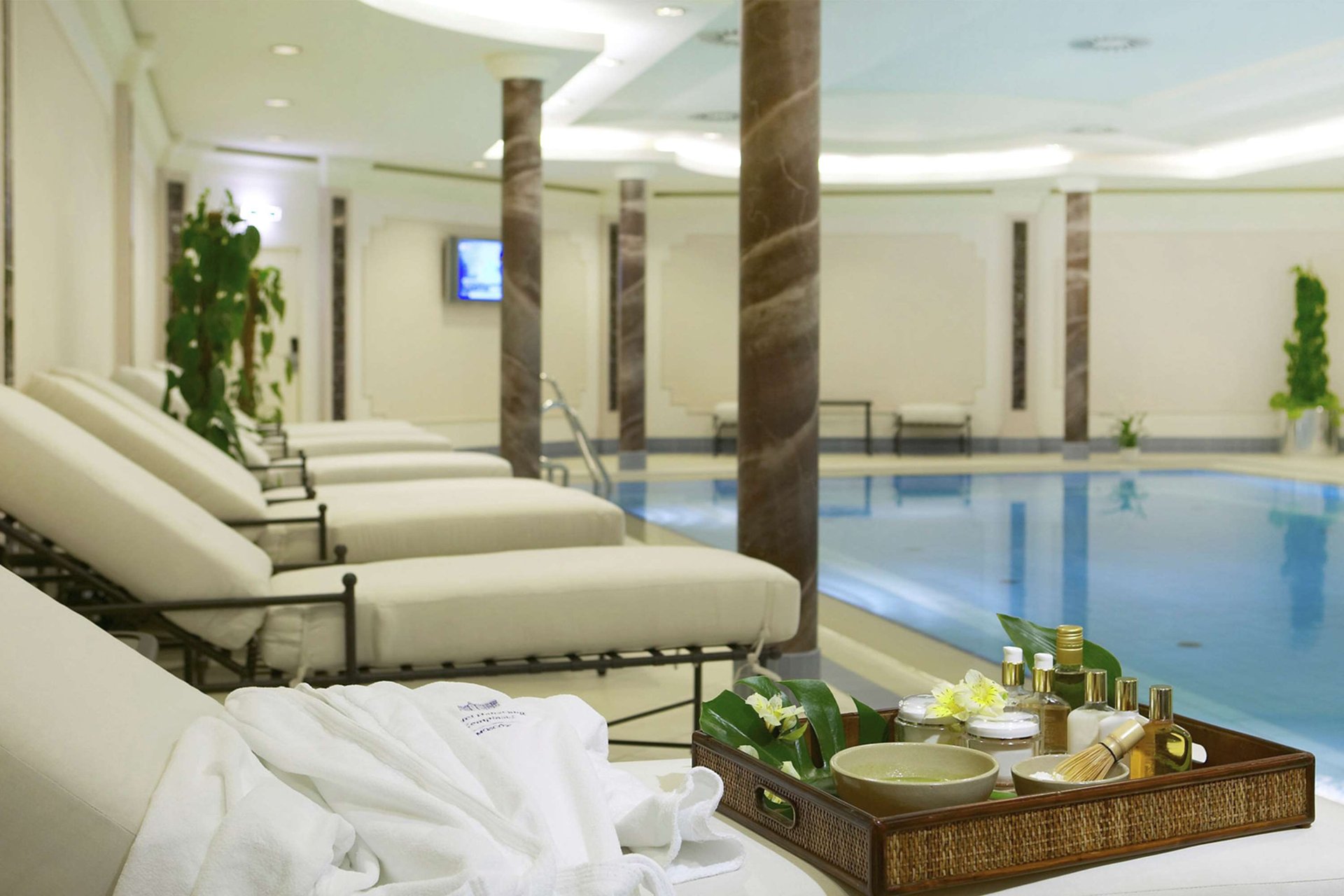 Pool & Sauna