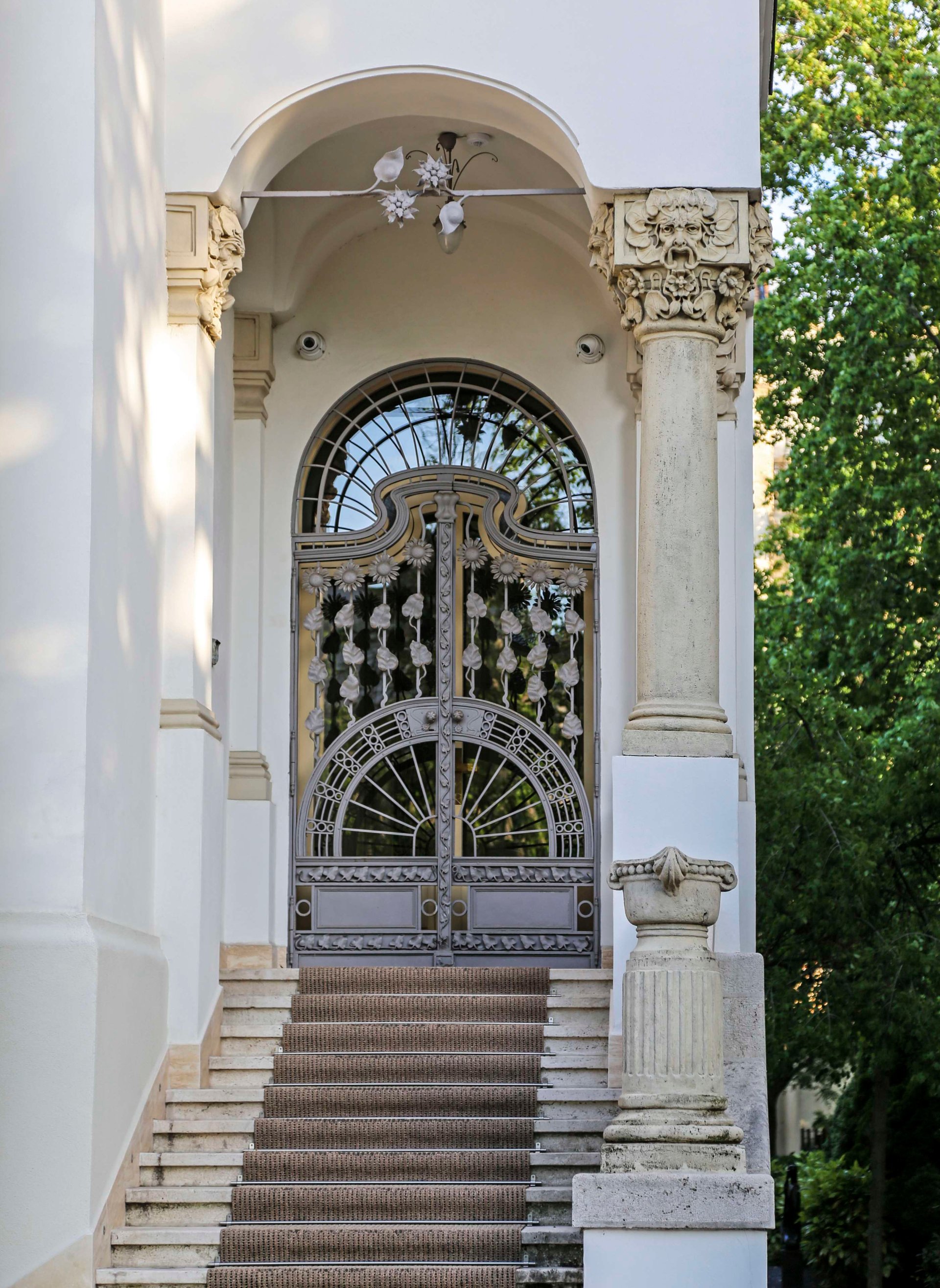 Applied arts and fashion exhibitions