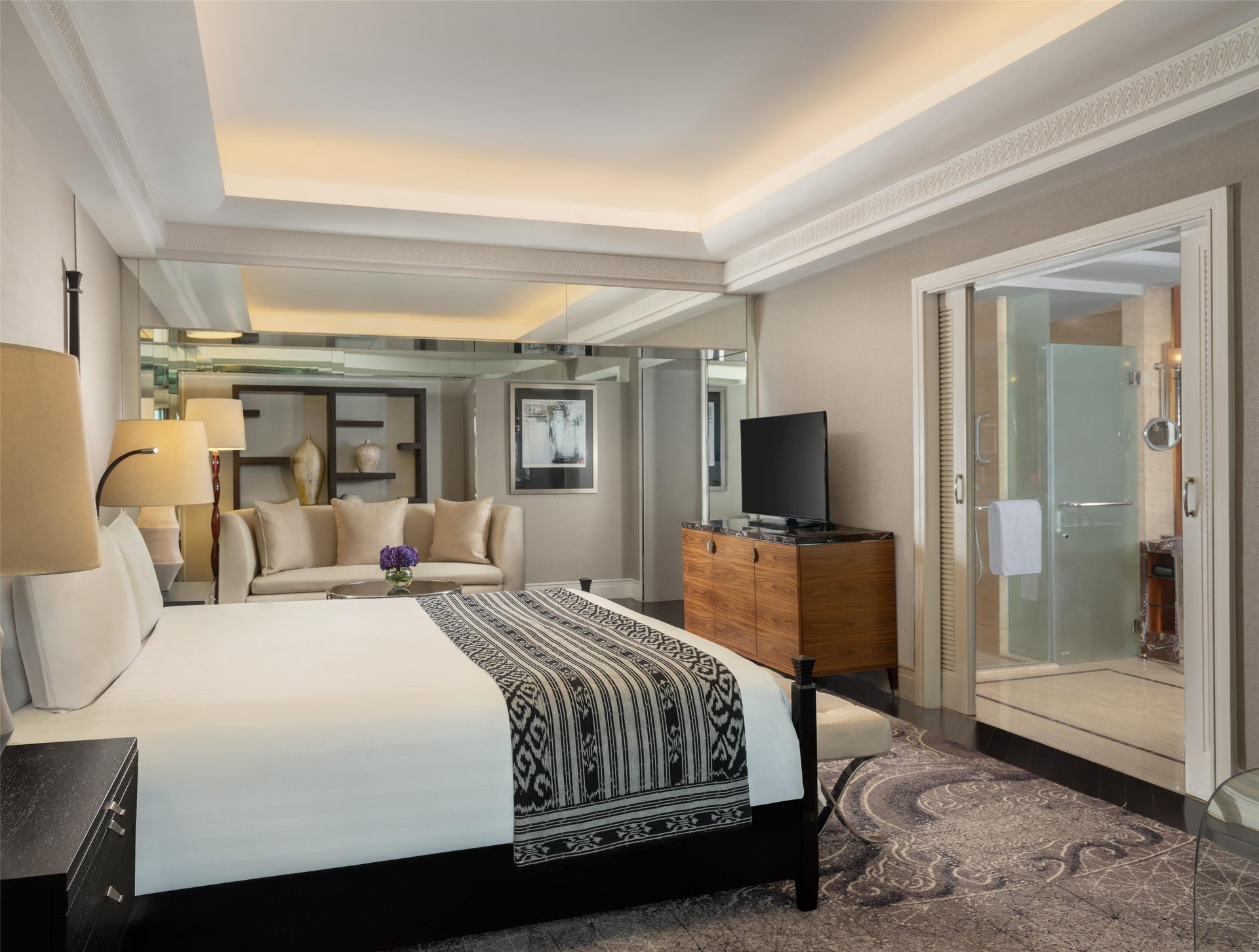 Executive Grand Deluxe Room - Overlooking Sofa