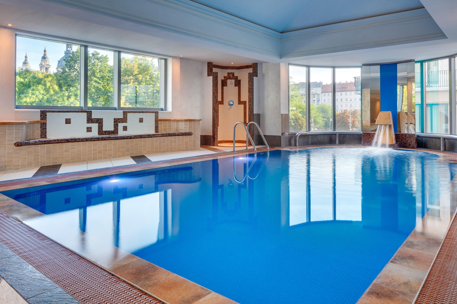 Kempinski Hotel Corvinus Budapest - 泳池景色
