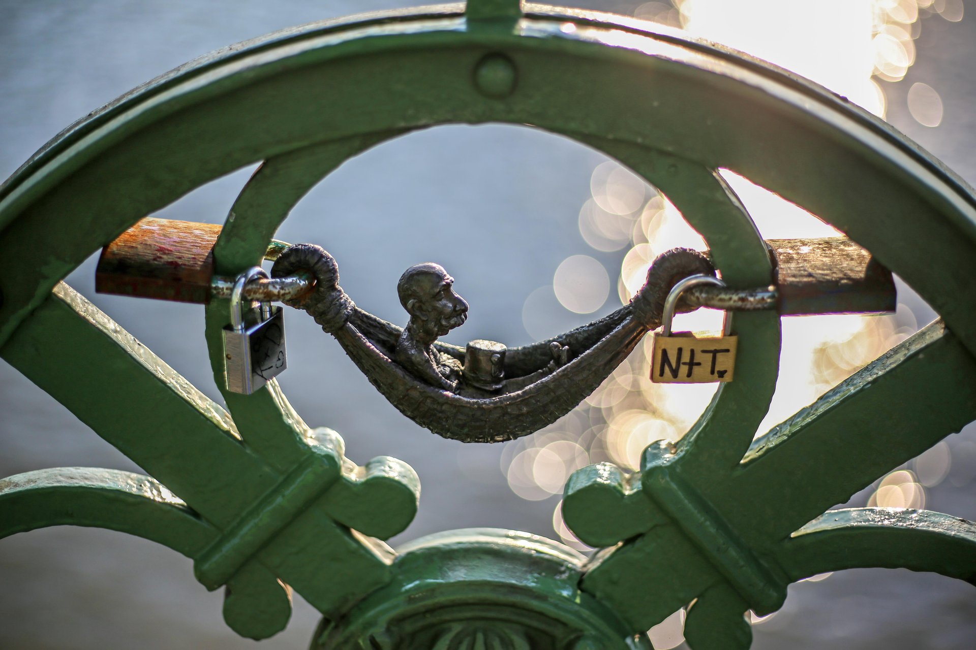 Mini statue of Mihaly Kolodko on Liberrty bridge