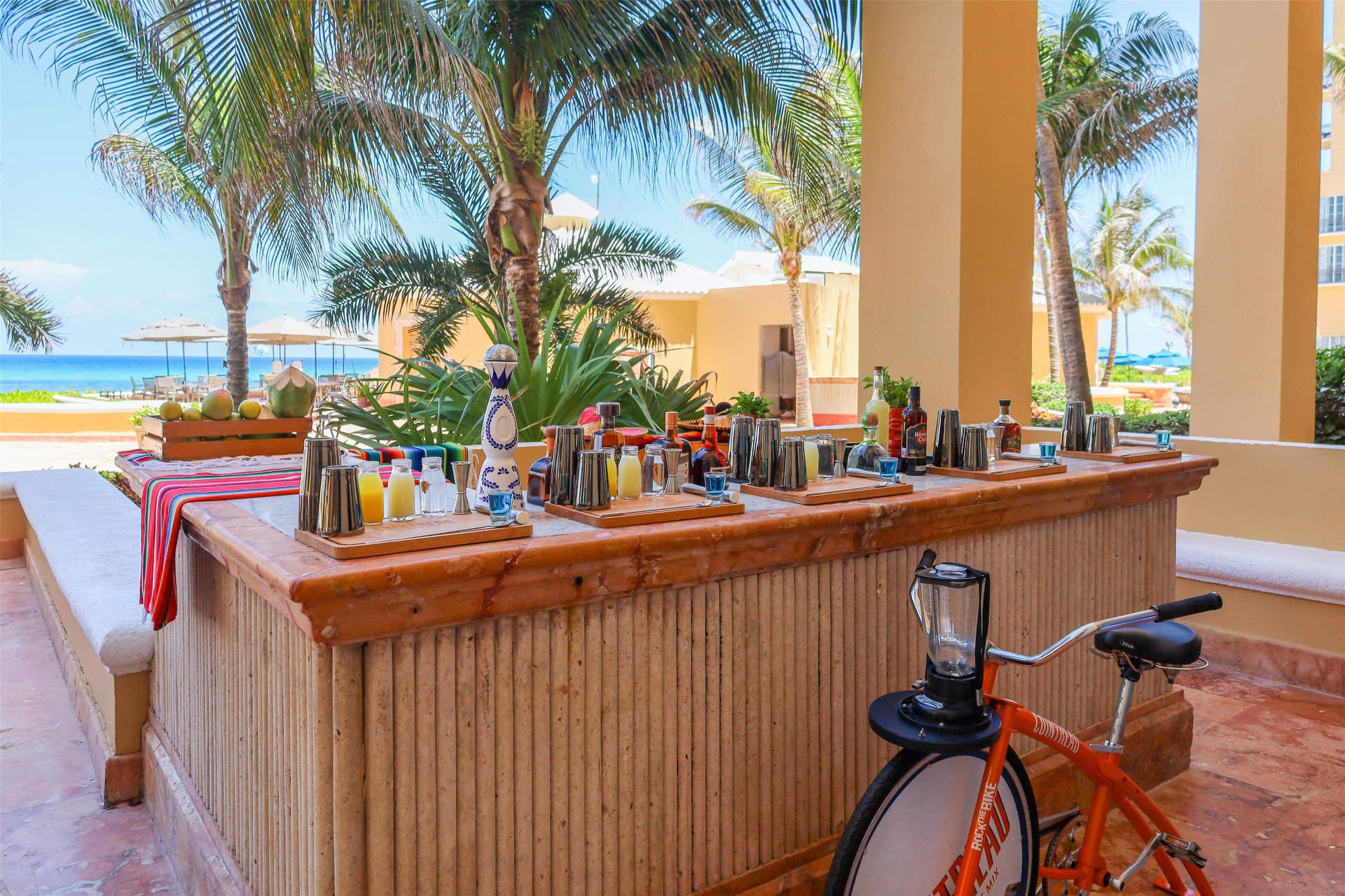Elegant bar setup with fresh ingredients for a mixology experience at Kempinski Cancún.