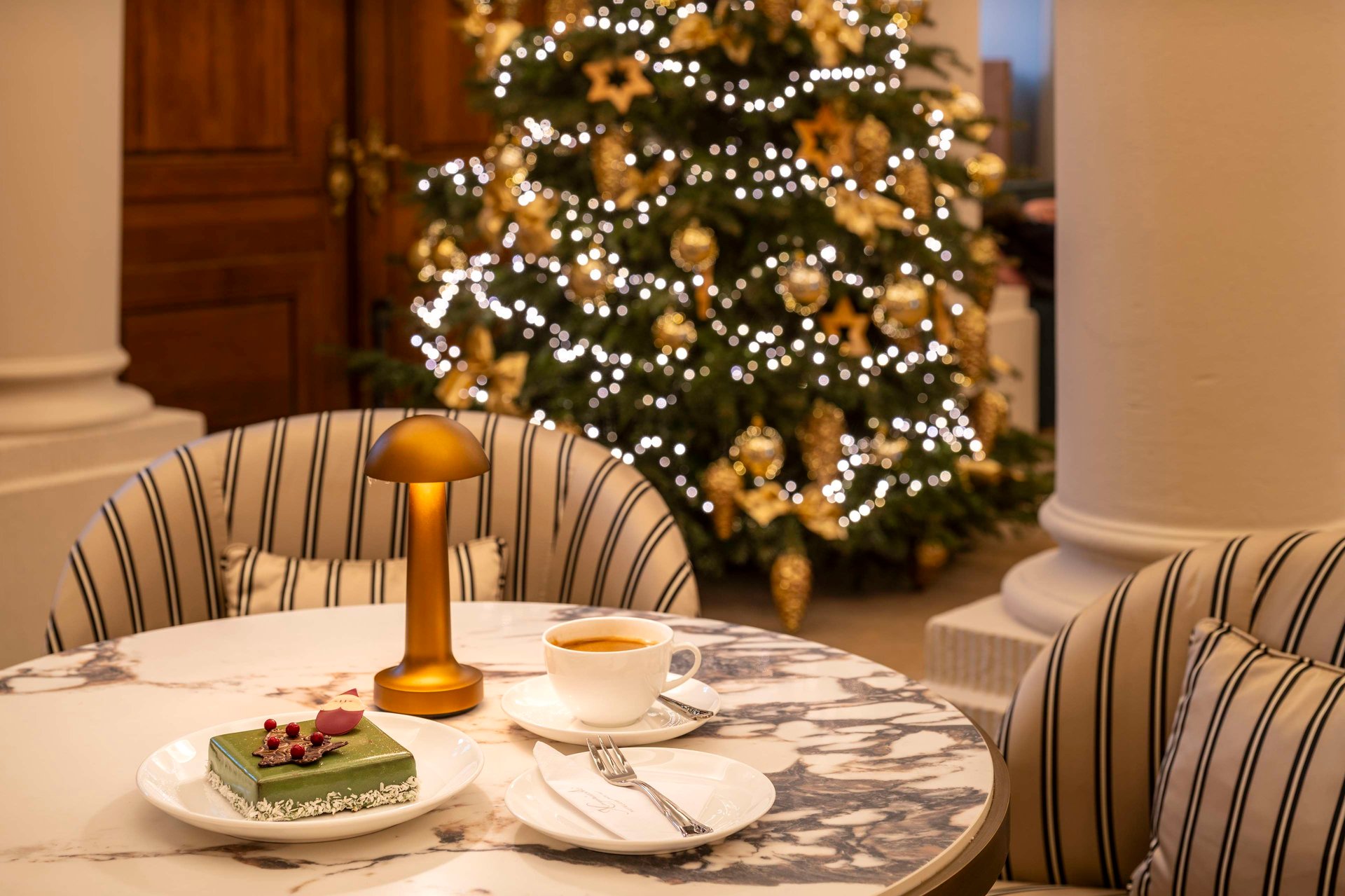 Coffee and cake at Amalie Pâtisserie & Lounge on christmas