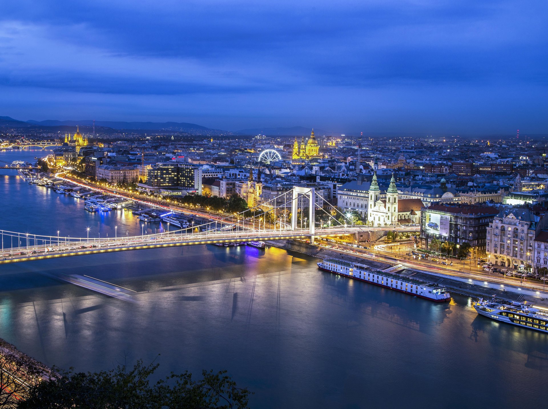 Kempinski Hotel Corvinus Budapest - Lokale Attraktion
