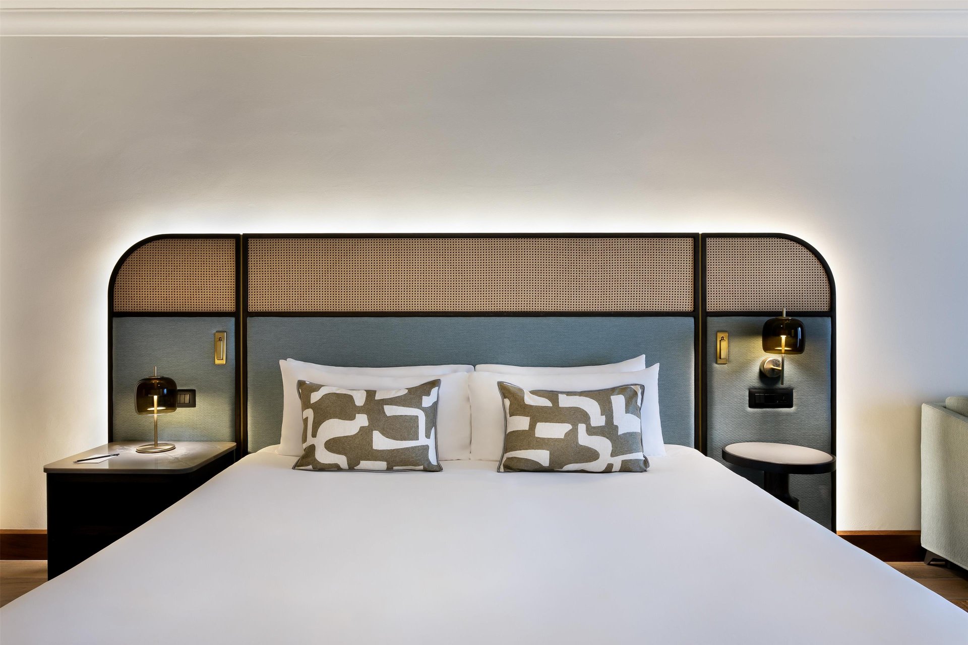 Grand Deluxe Pool View Room