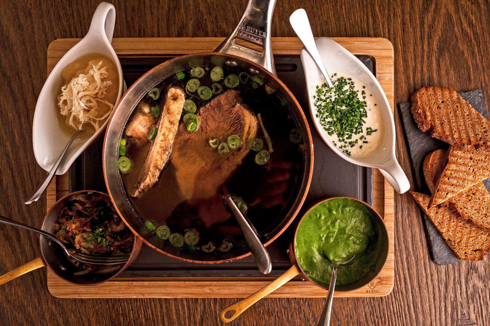 餐厅的星期日家庭餐