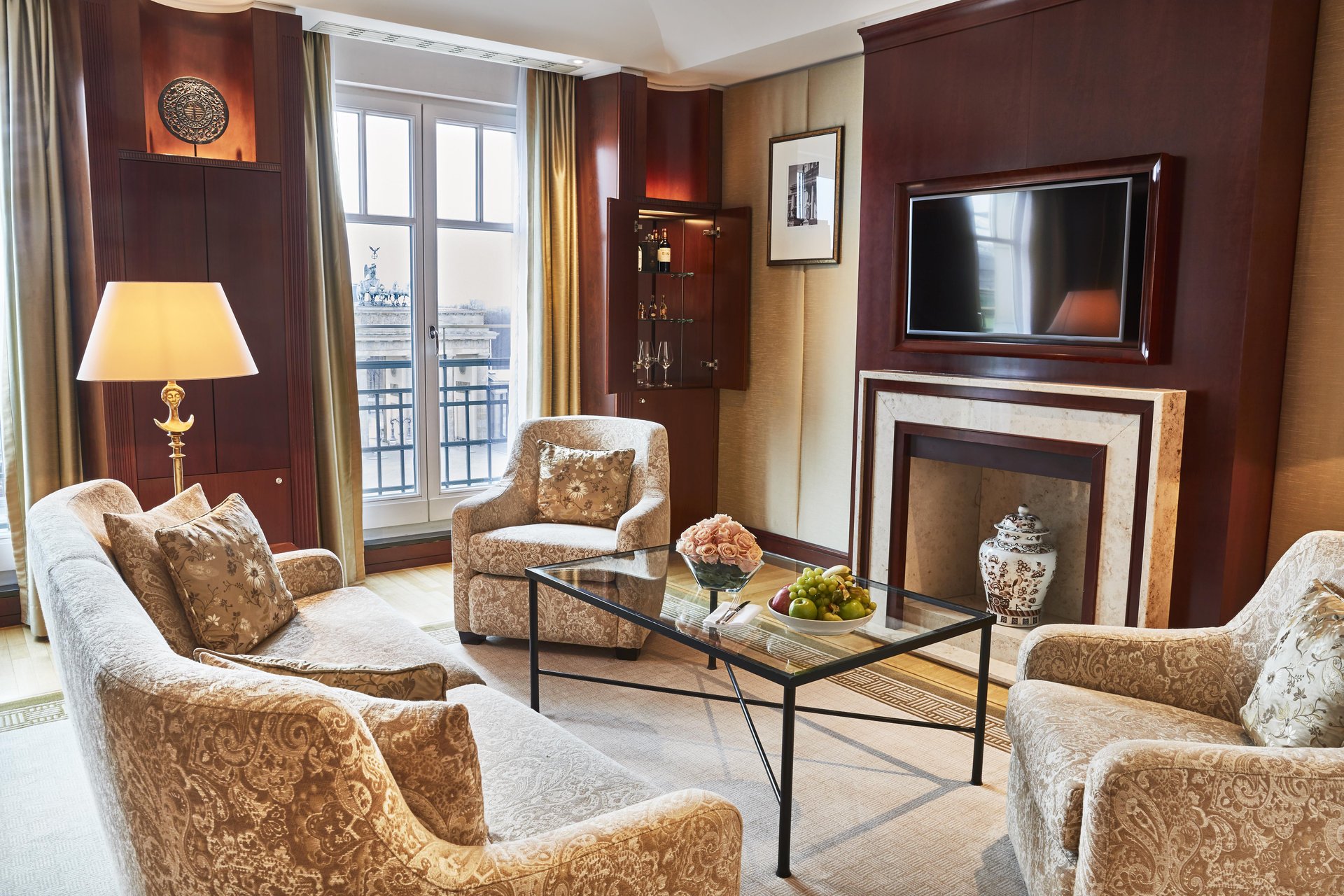 Living room of Pariser Platz Suite with view of the brandenburg gate