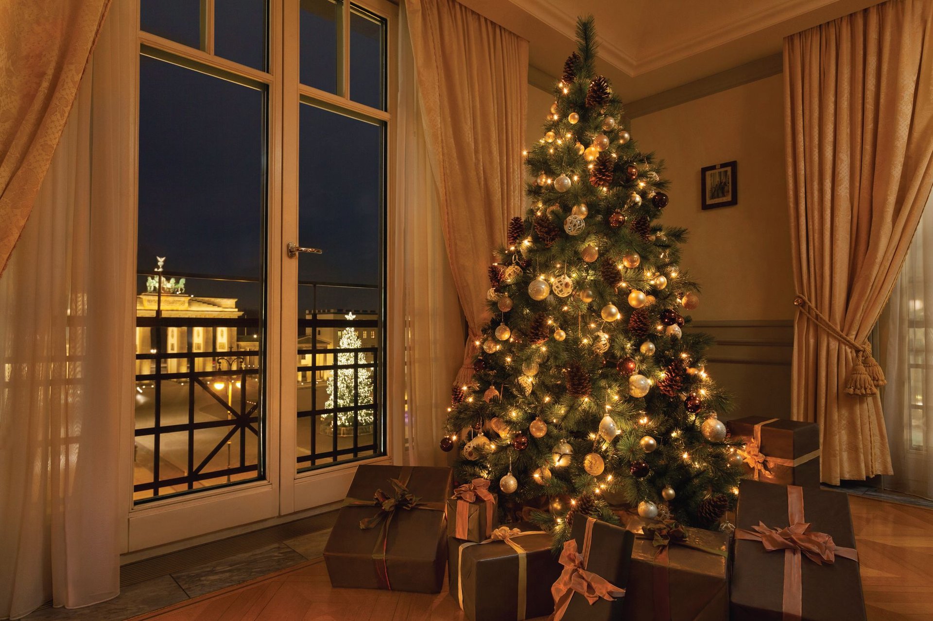 Adlon_Weihnachten_Suite mit Weihnachtsbaum_Geschenken_BT.jpeg
