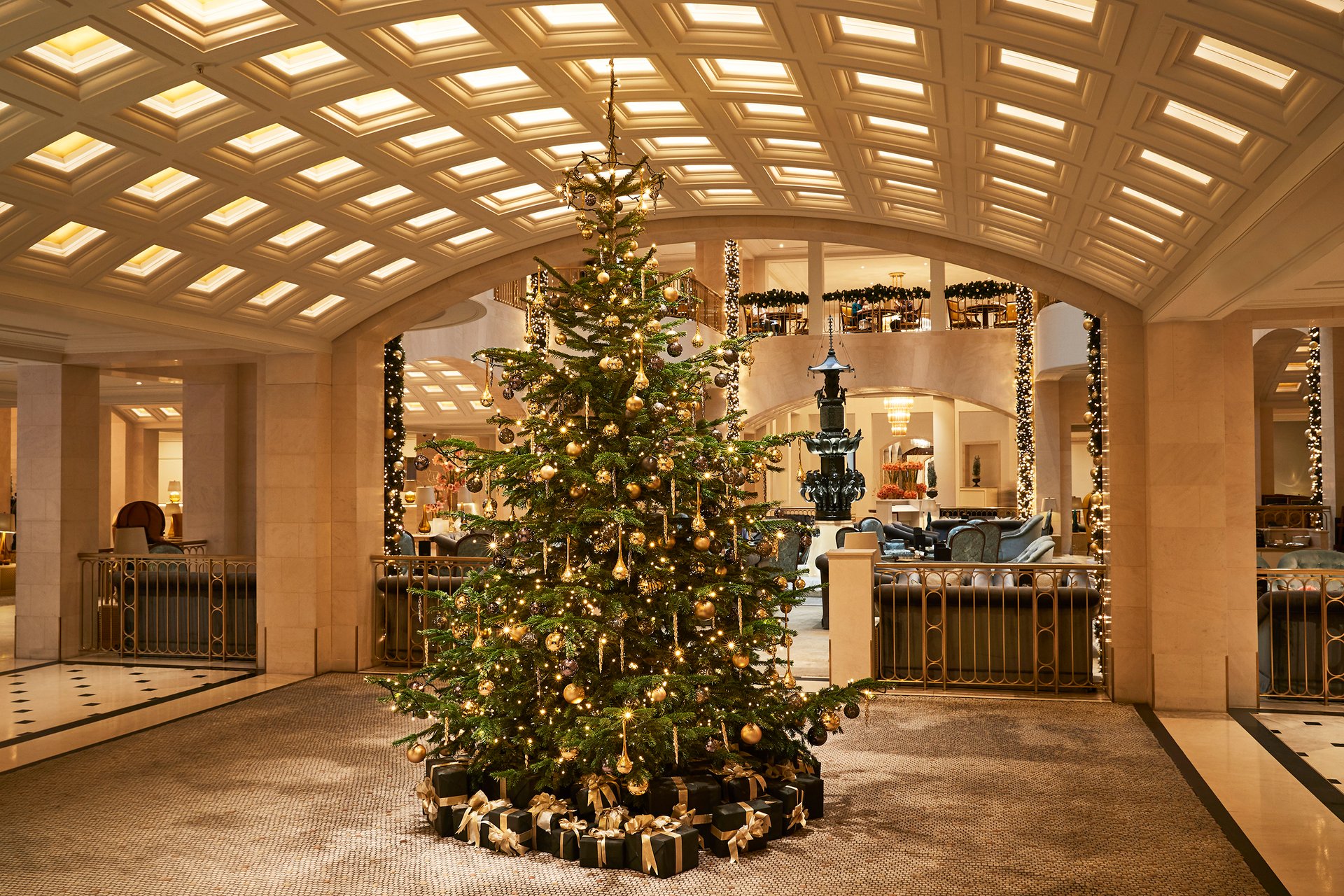 Weihnachtsbaum im Hotel Adlon Kempinski.jpg