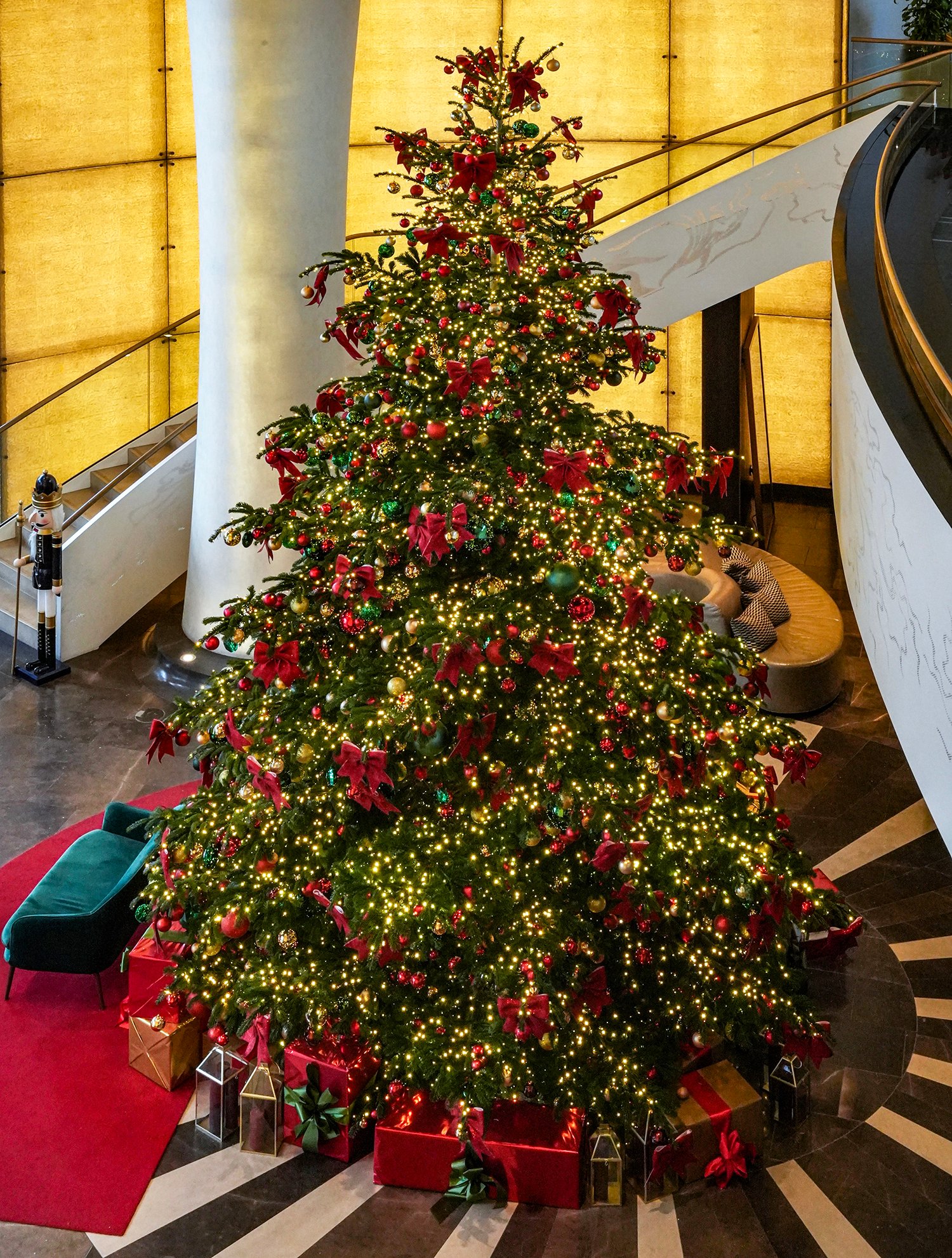 Kempinski-Hotel-Corvinus-Christmas-Tree-2025.jpg