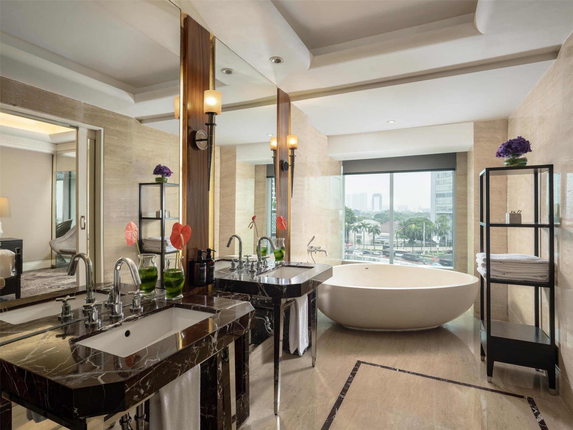 Grand Deluxe Bundaran HI View - Bathroom