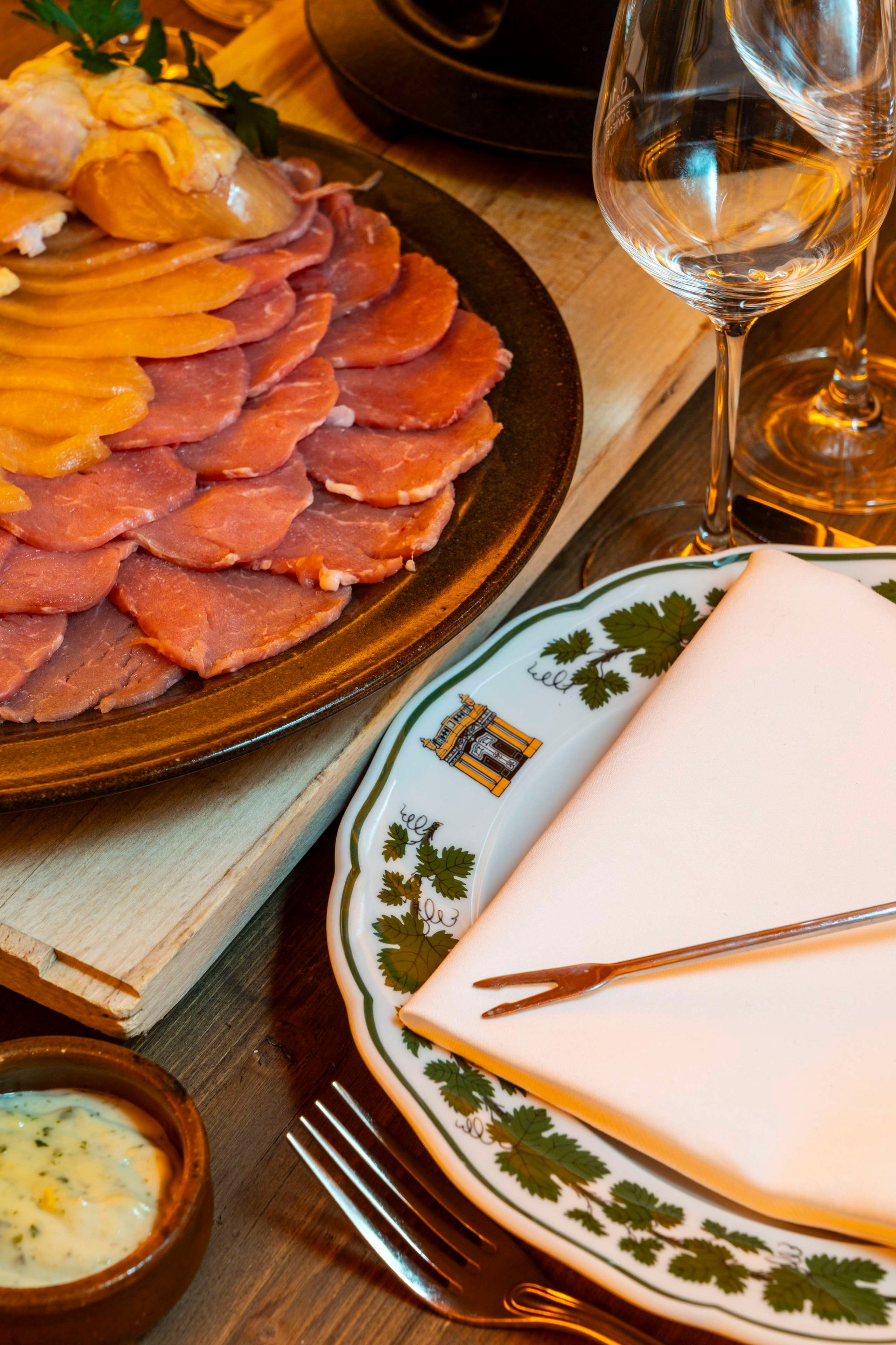 Wein und Fondue in der Almhütte im Hotel Taschenbergpalais Kempinski Dresden