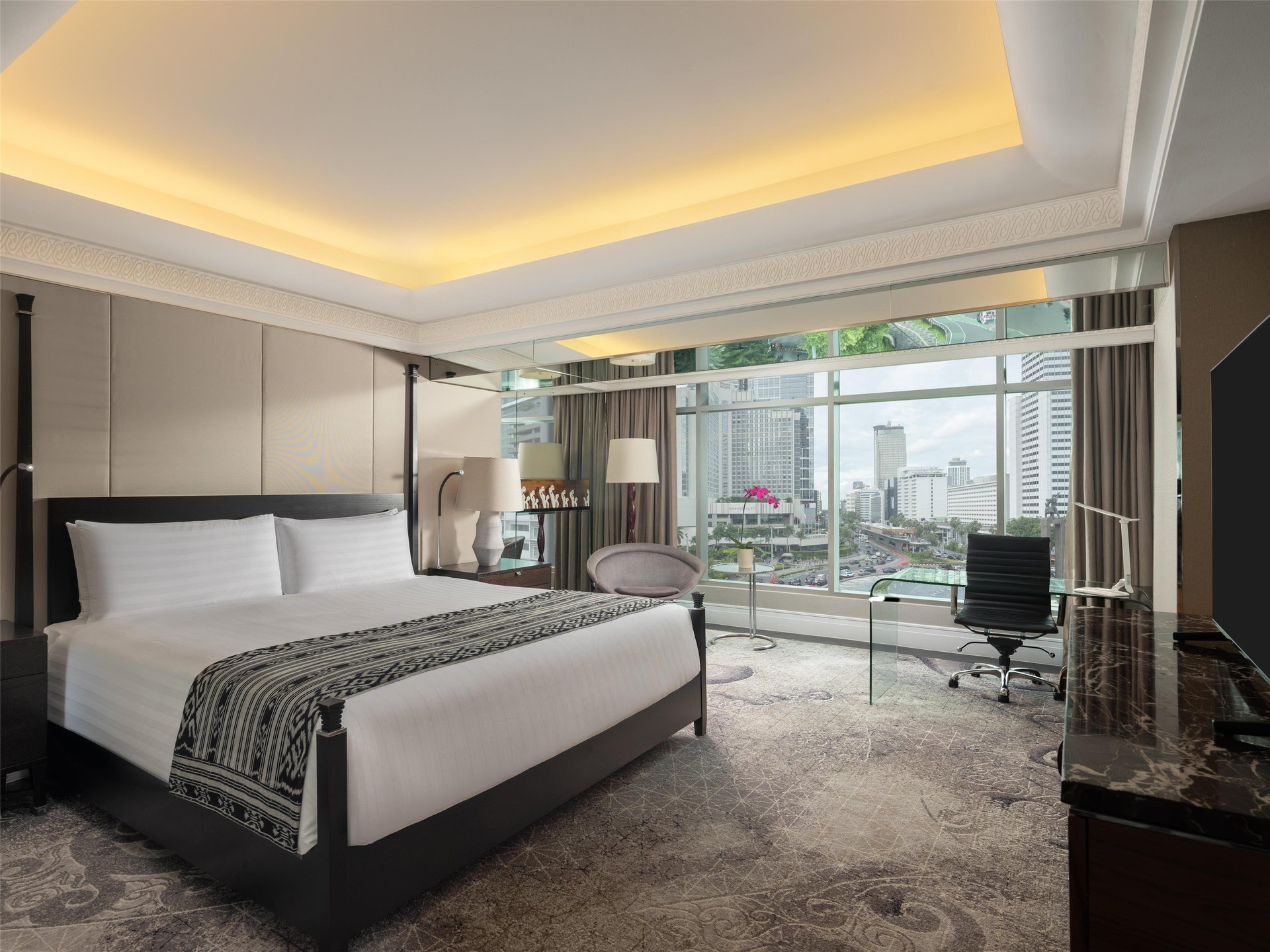 Deluxe King Bundaran HI View - Overlooking Window from Door