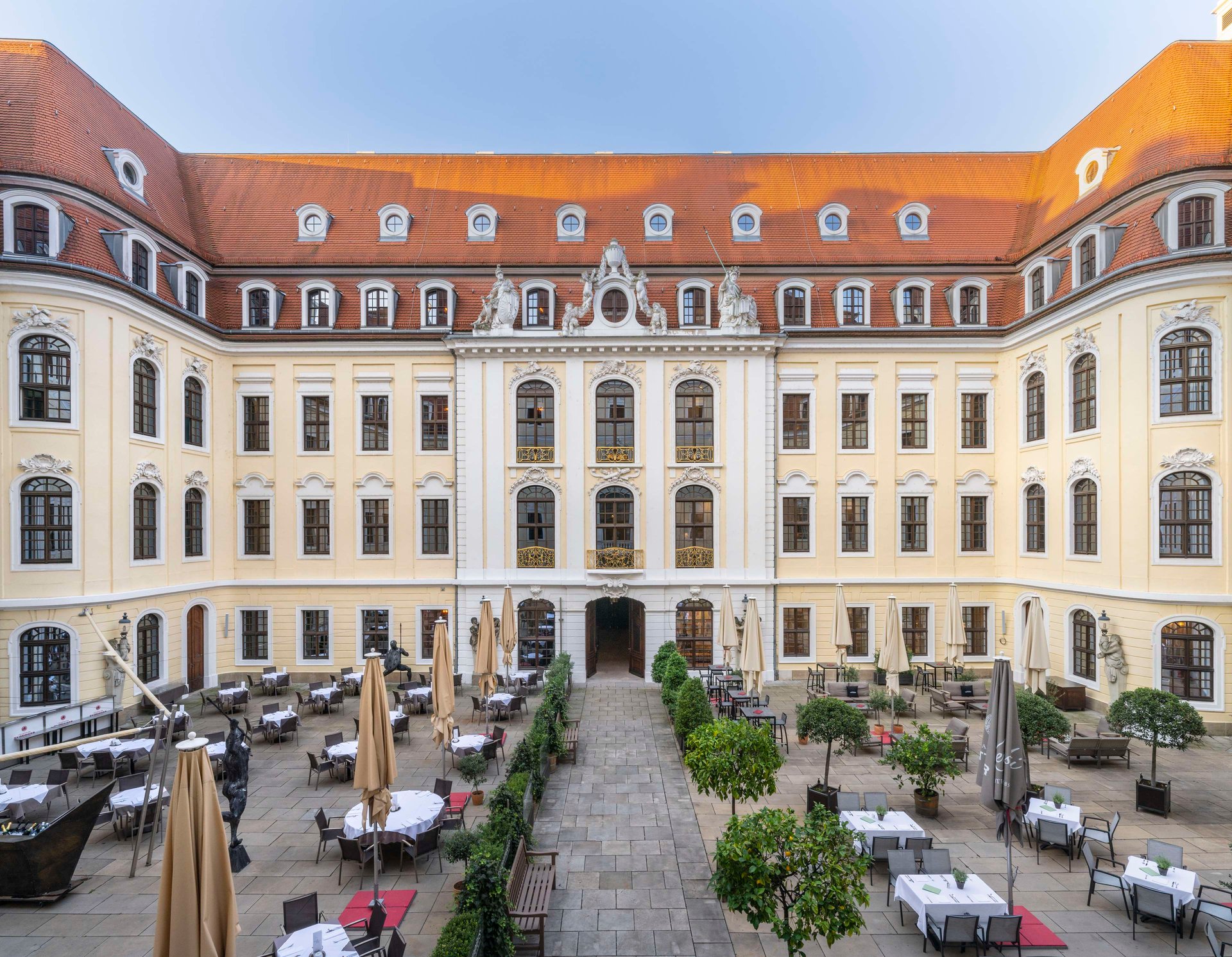 Gemütliche Sitzmöglichkeiten mit Essensangebot im Innenhof vom Hotel Taschenbergpalais Kempinski Dresden