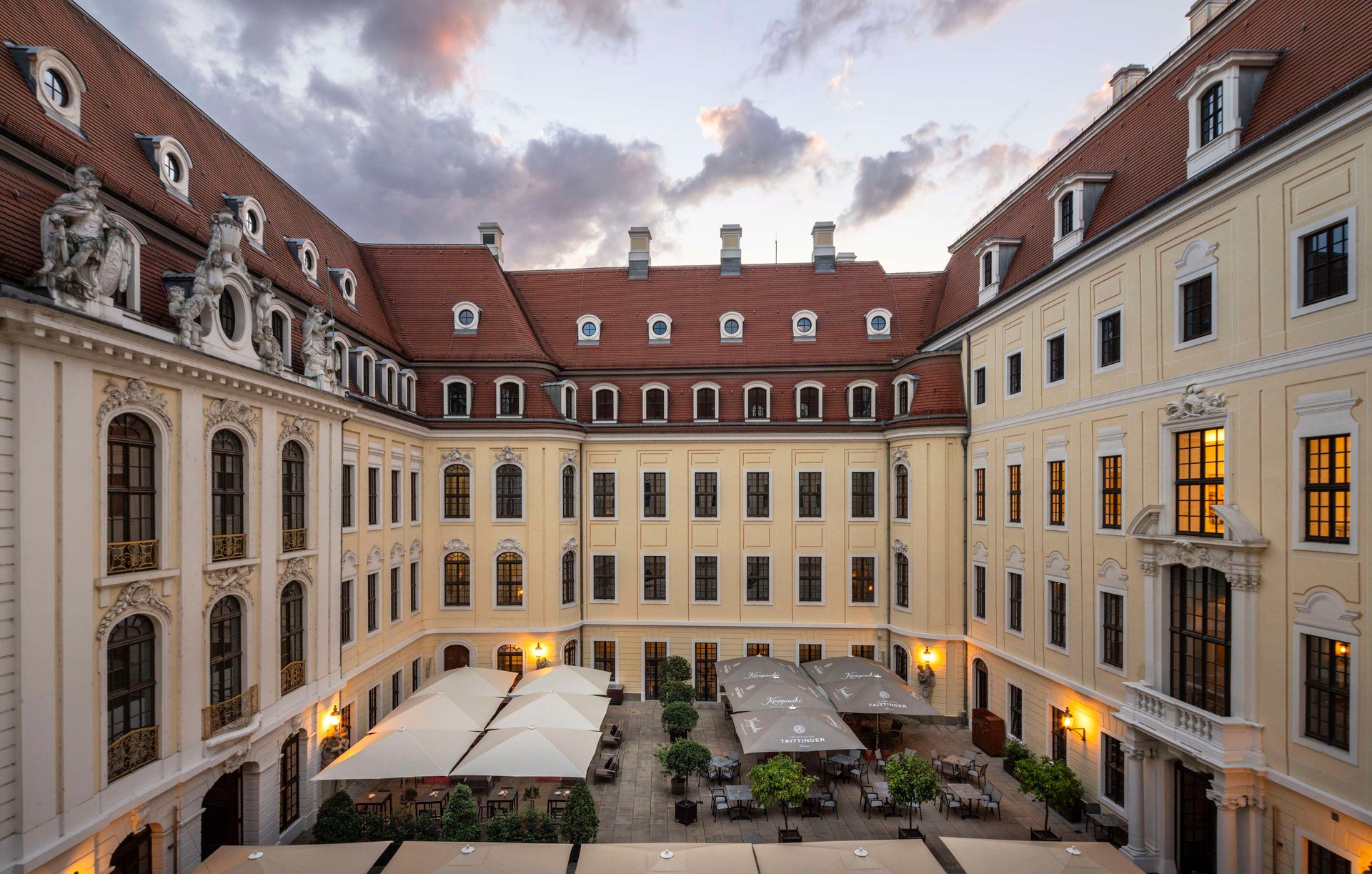 sommerlicher Innenhof im Hotel Taschenbergpalais Kempinski Dresden