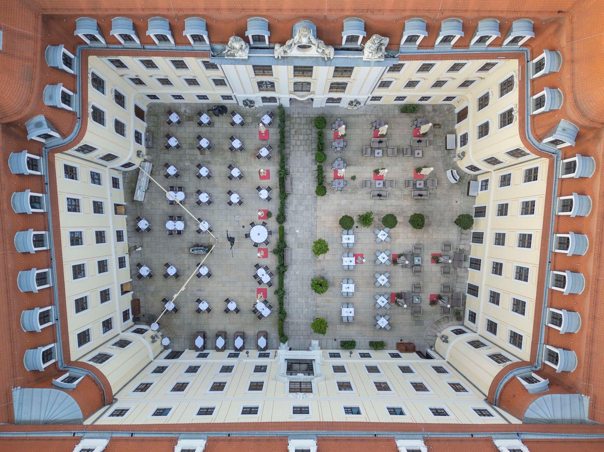 Gemütliche Sitzmöglichkeiten mit Essensangebot im Innenhof vom Hotel Taschenbergpalais Kempinski Dresden
