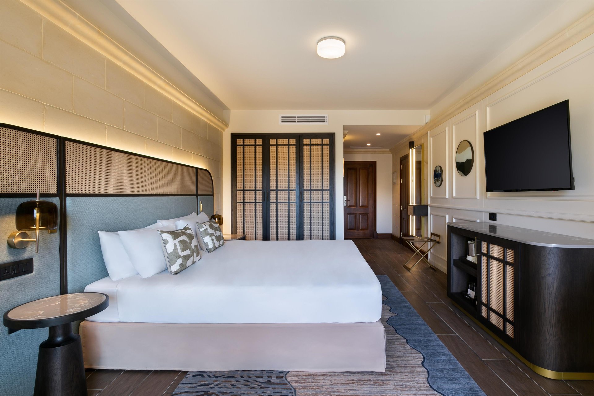 Deluxe Pool View Room
